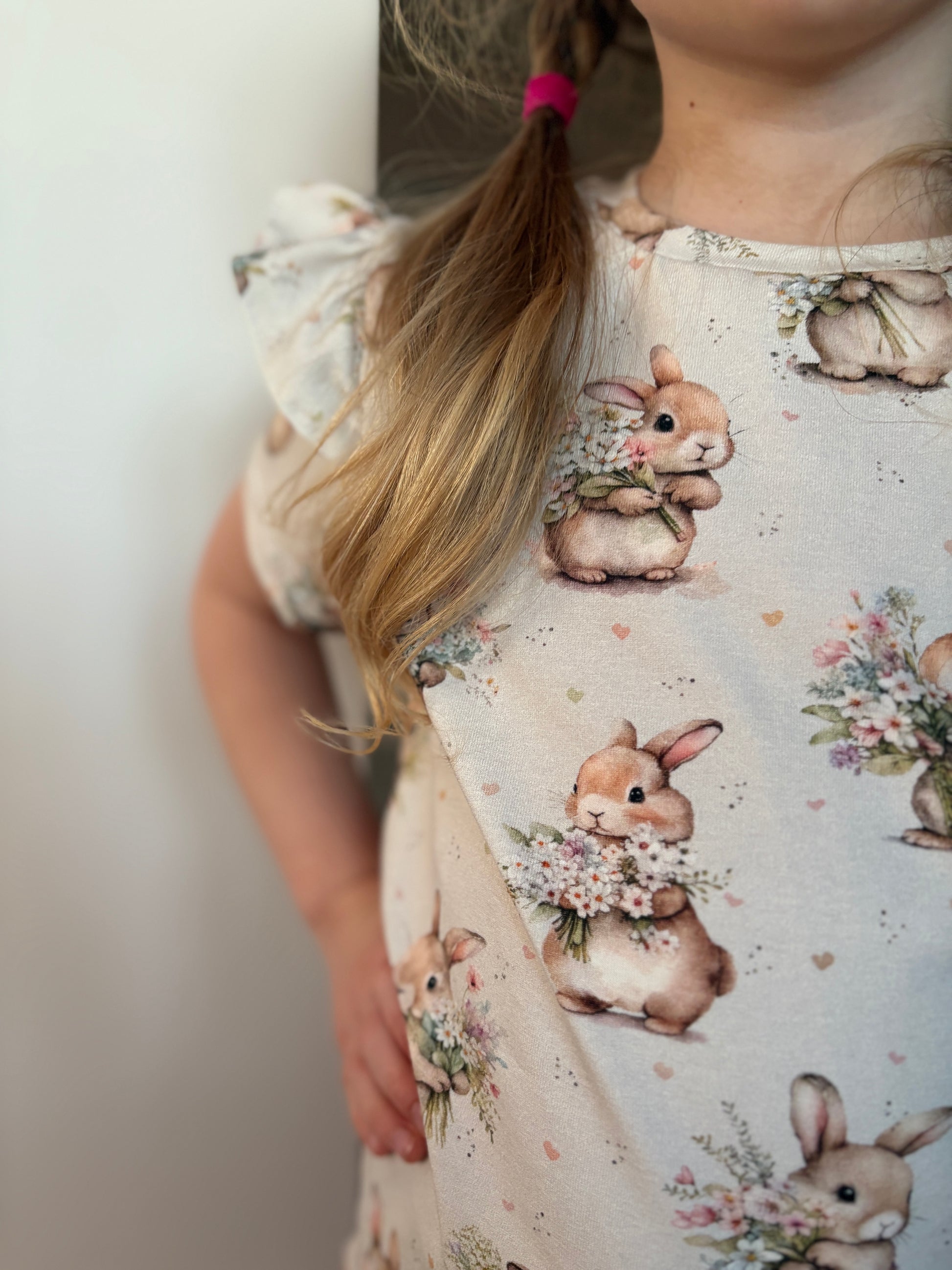 T-shirt dziewczęcy z falbankami w urocze króliczki z bukietami kwiatów