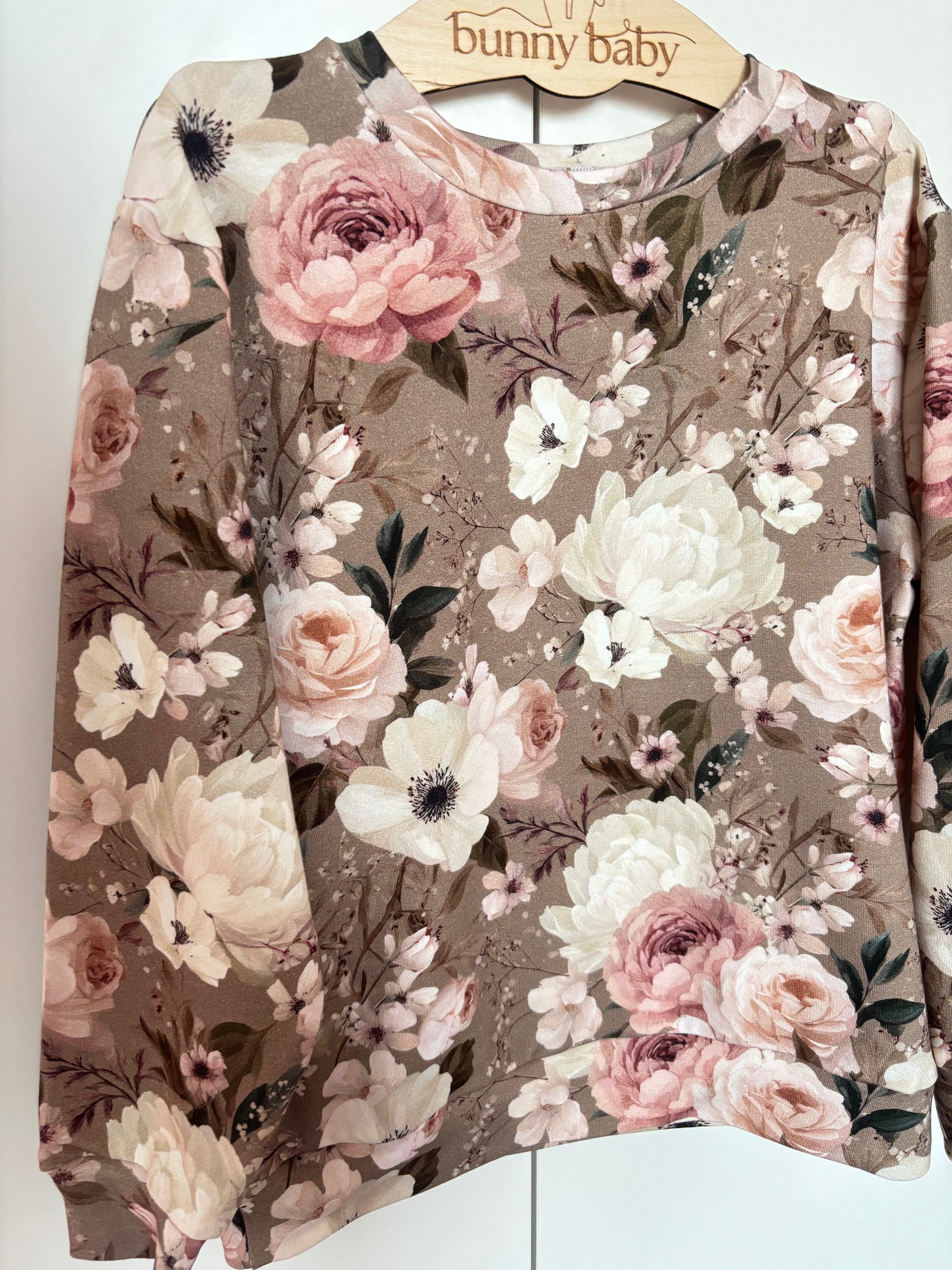 Damska bluza w kwiaty na brązowym tle