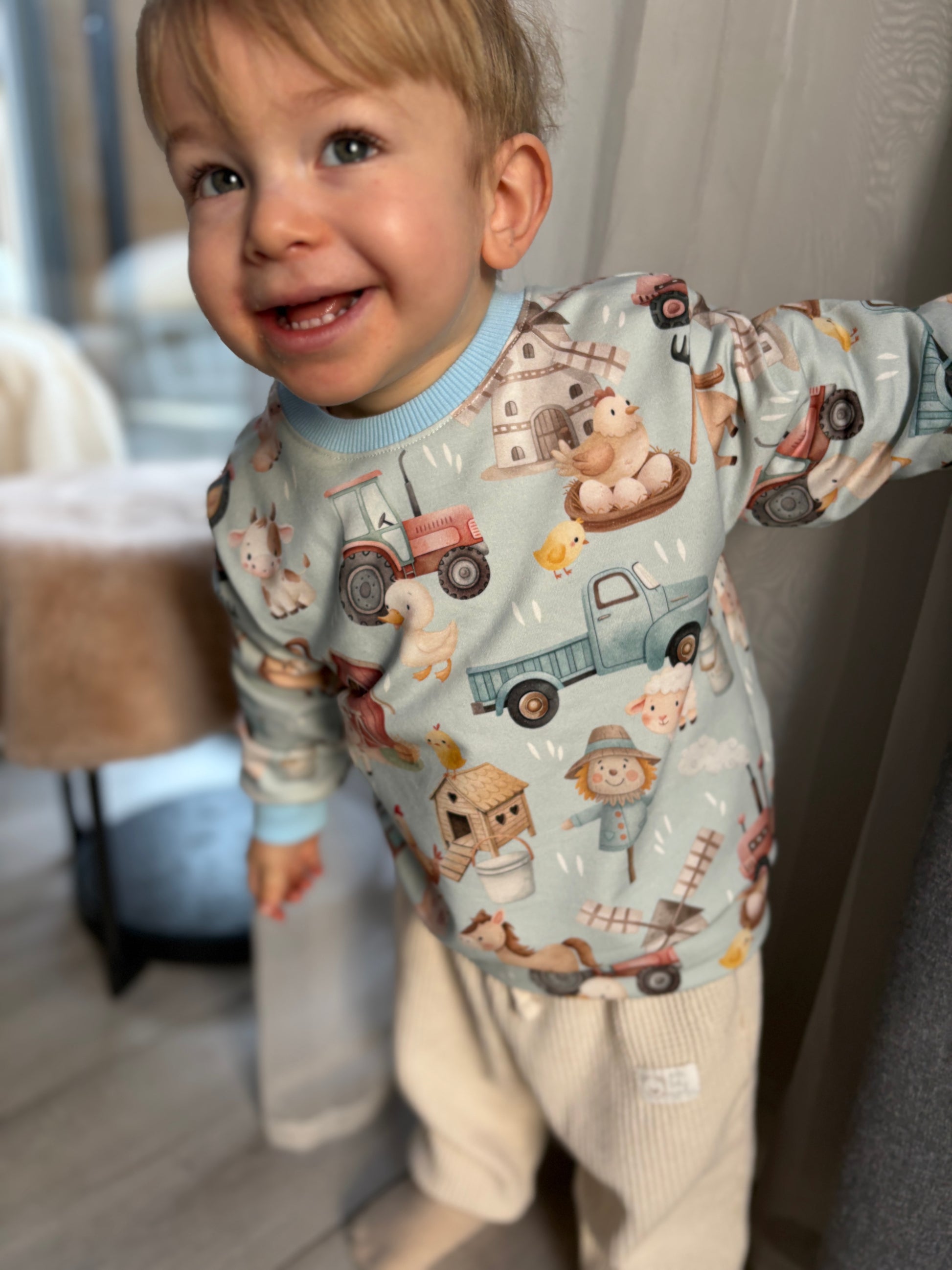 Bluza w traktory z błękitnymi ściągaczami