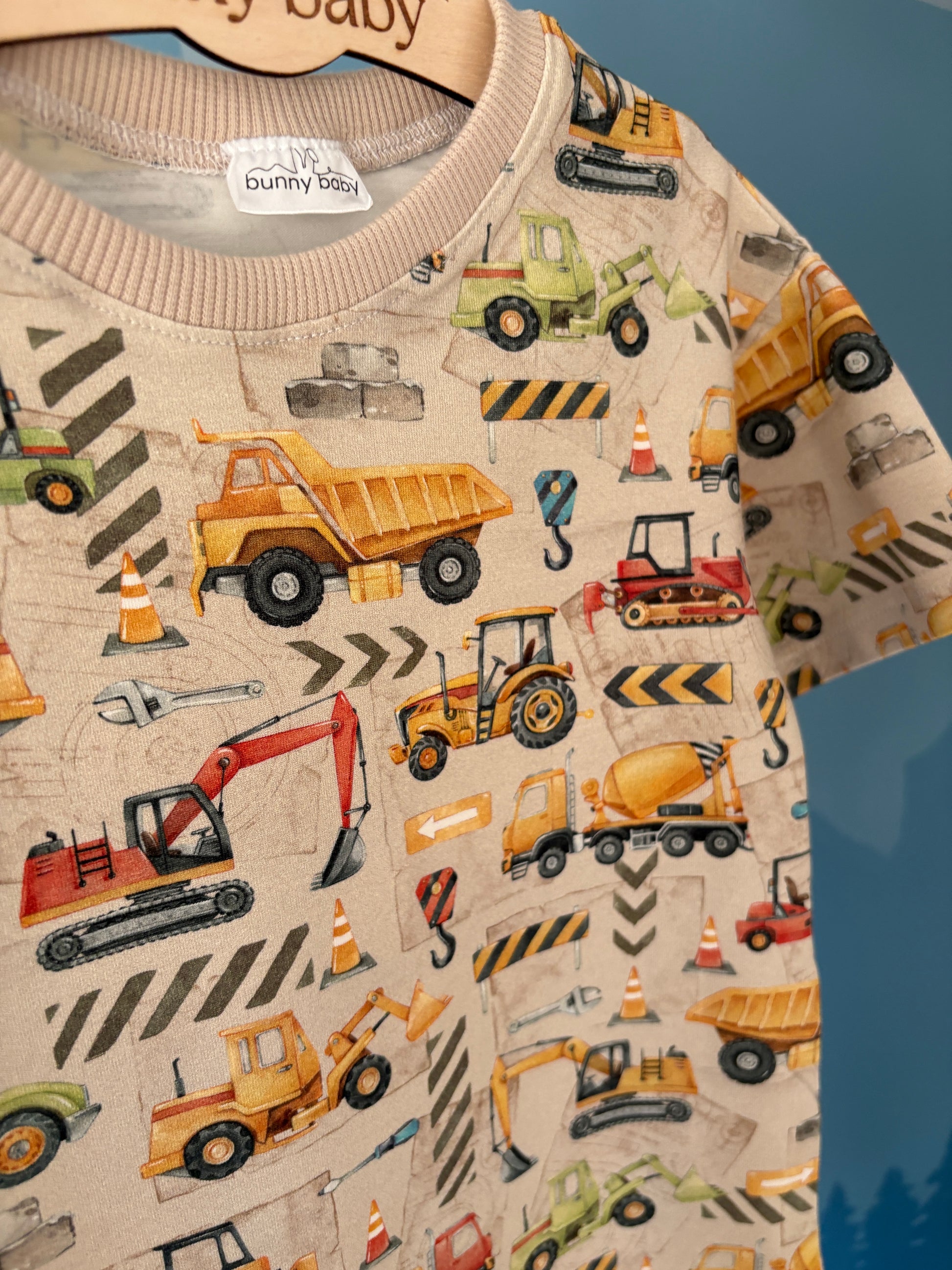 T-shirt oversize koparki na budowie