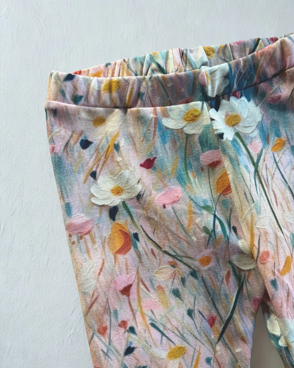 Zestaw w kwiecistych odcieniach różu - bluza z falbanką i legginsy