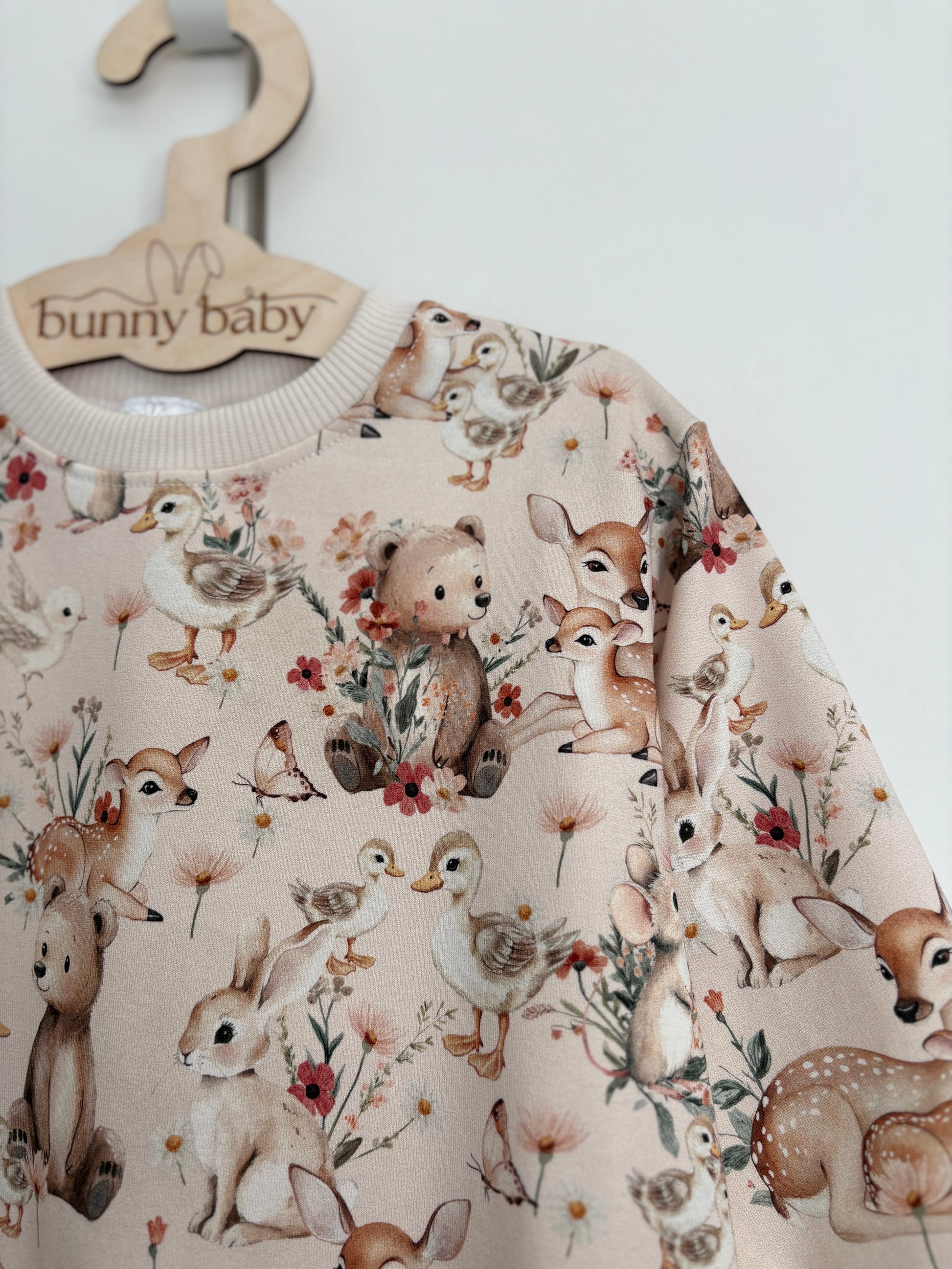 Bluza w wiosenne zwierzątka w pastelowym odcieniu