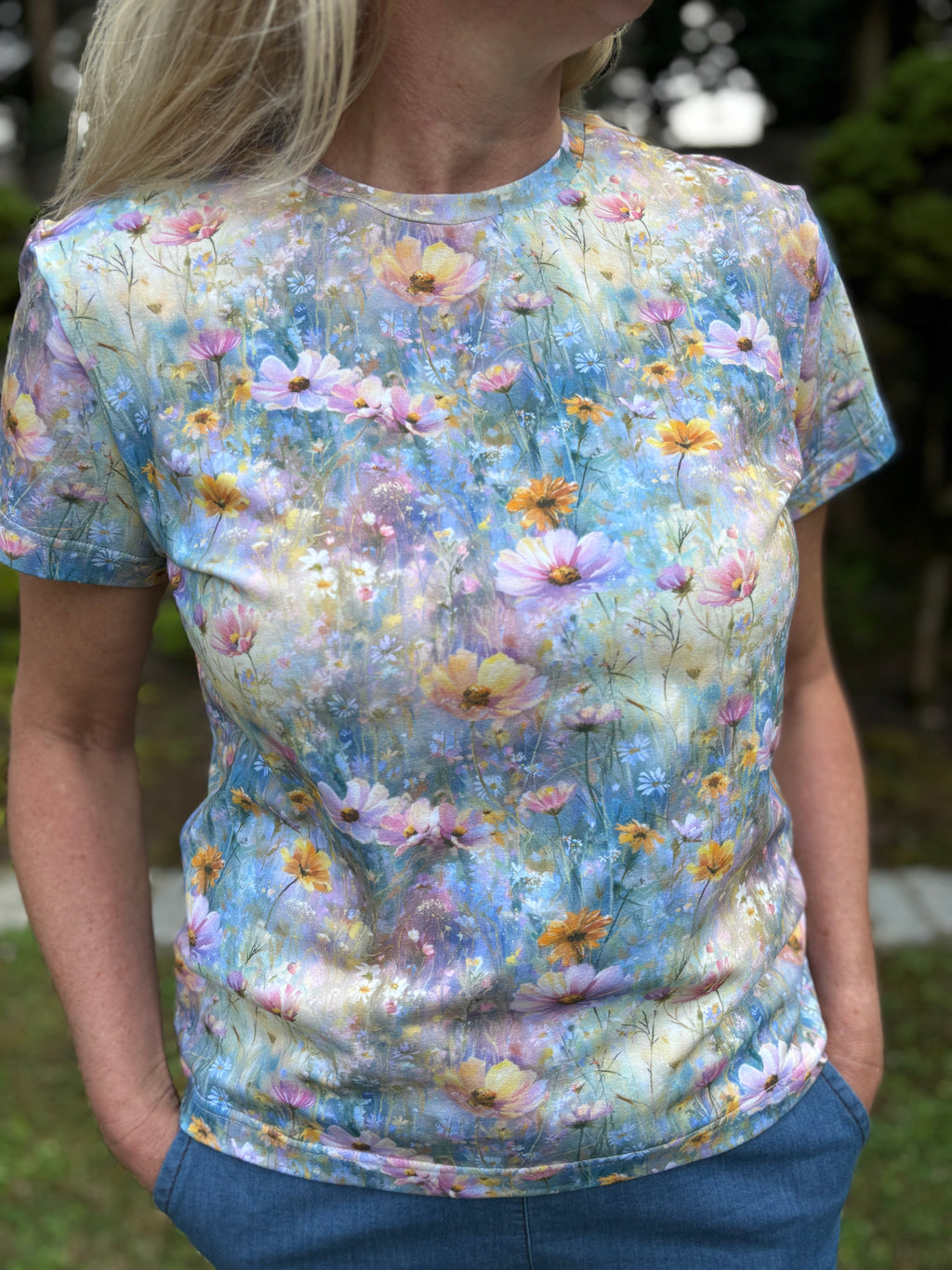 Damski tshirt w delikatne kwiatuszki