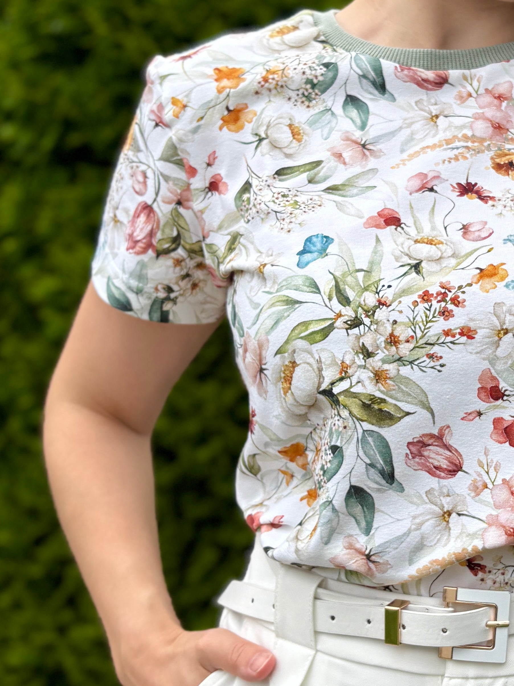 Damski biały t-shirt w delikatne kwiaty