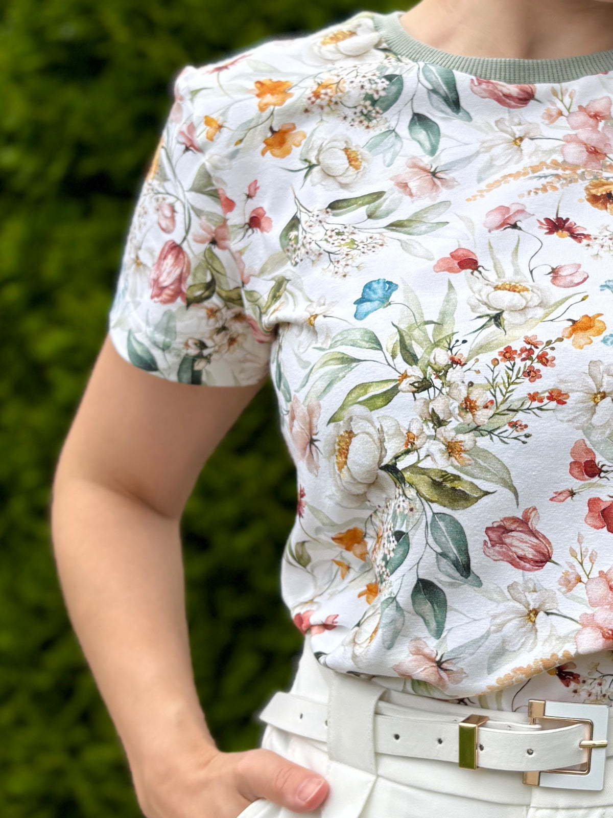 Damski biały t-shirt w delikatne kwiaty