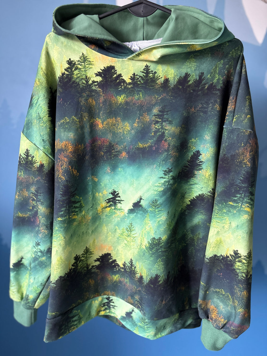 Damska bluza oversize z kapturem las o świcie