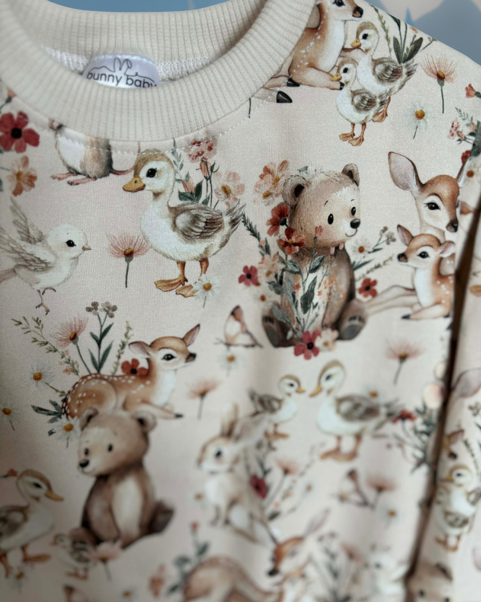 Bluza w wiosenne zwierzątka w pastelowym odcieniu