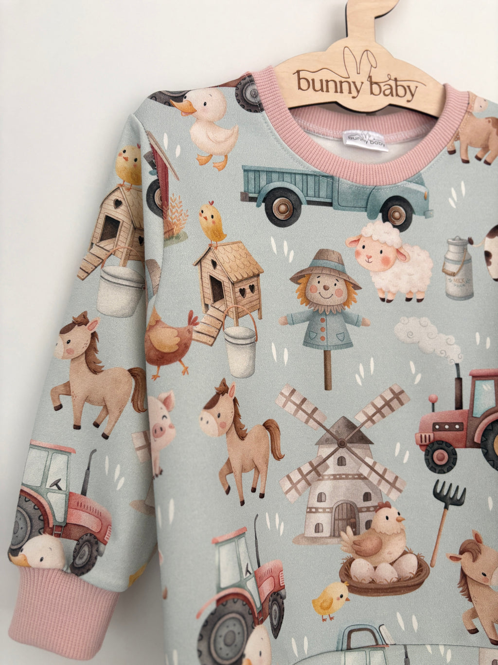 Bluza w traktory z różowymi ściągaczami