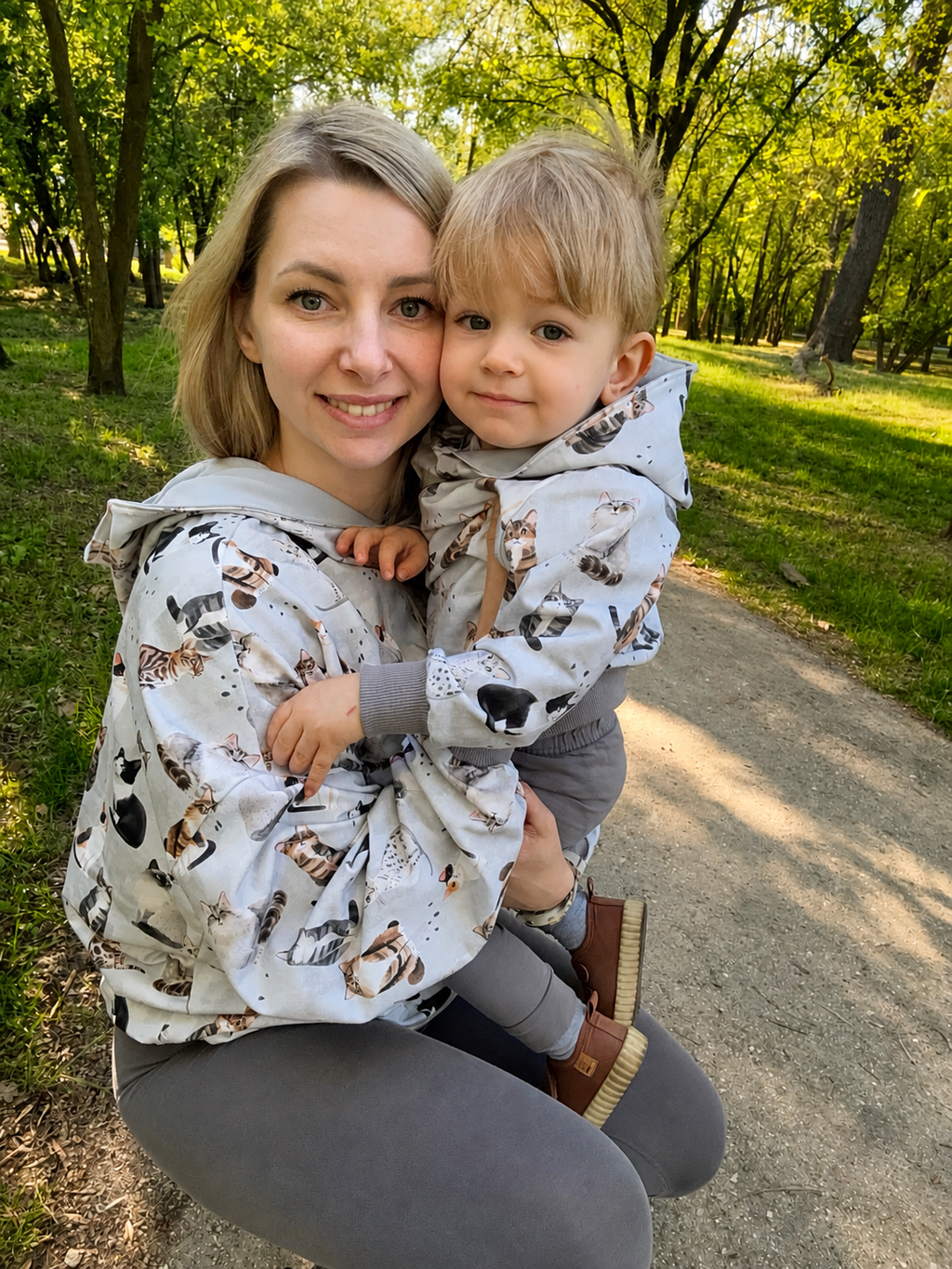 Bluza z kapturem w koty w odcieniach szarości