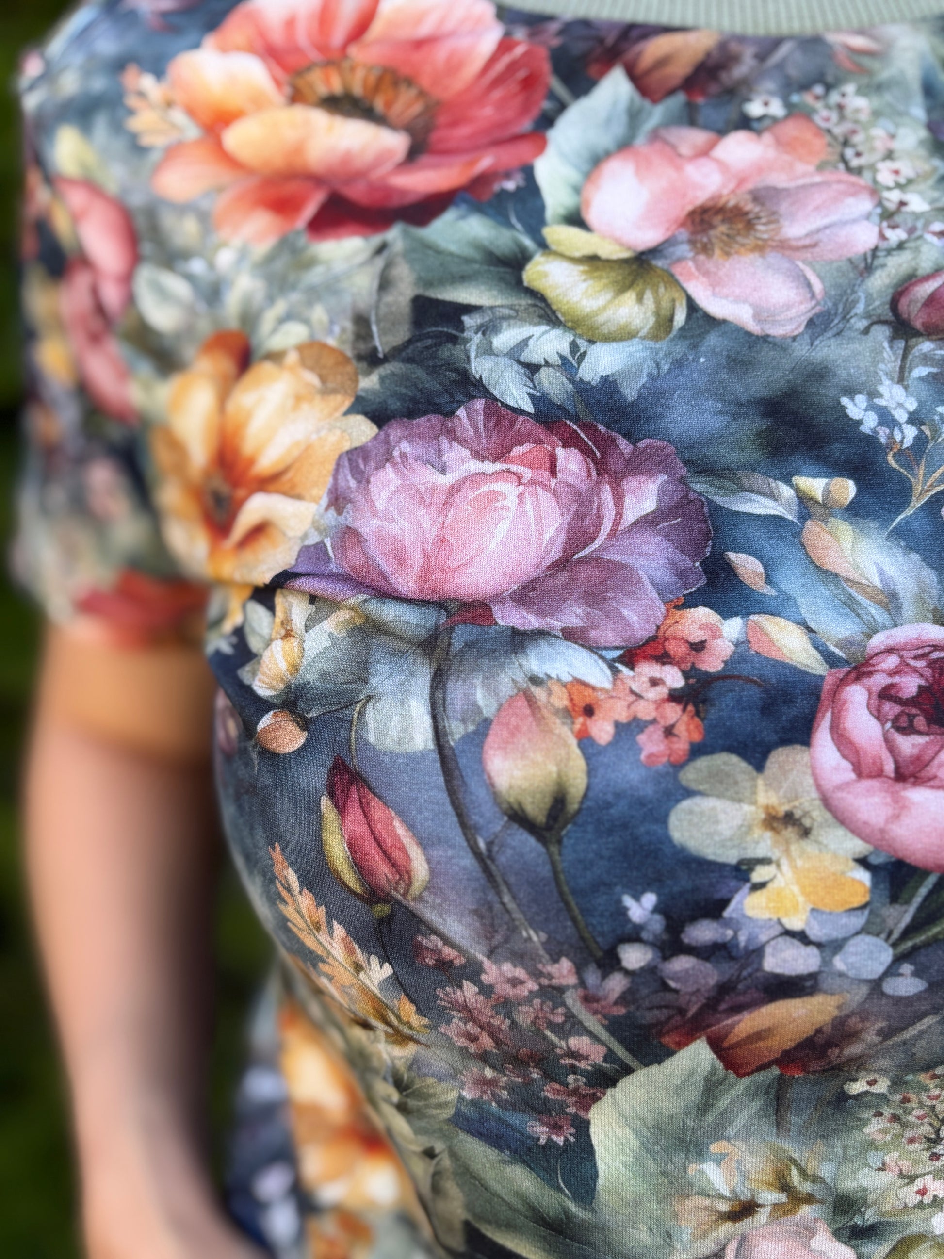 Damski t-shirt feeria barw z zielonym wykończeniem dekoltu