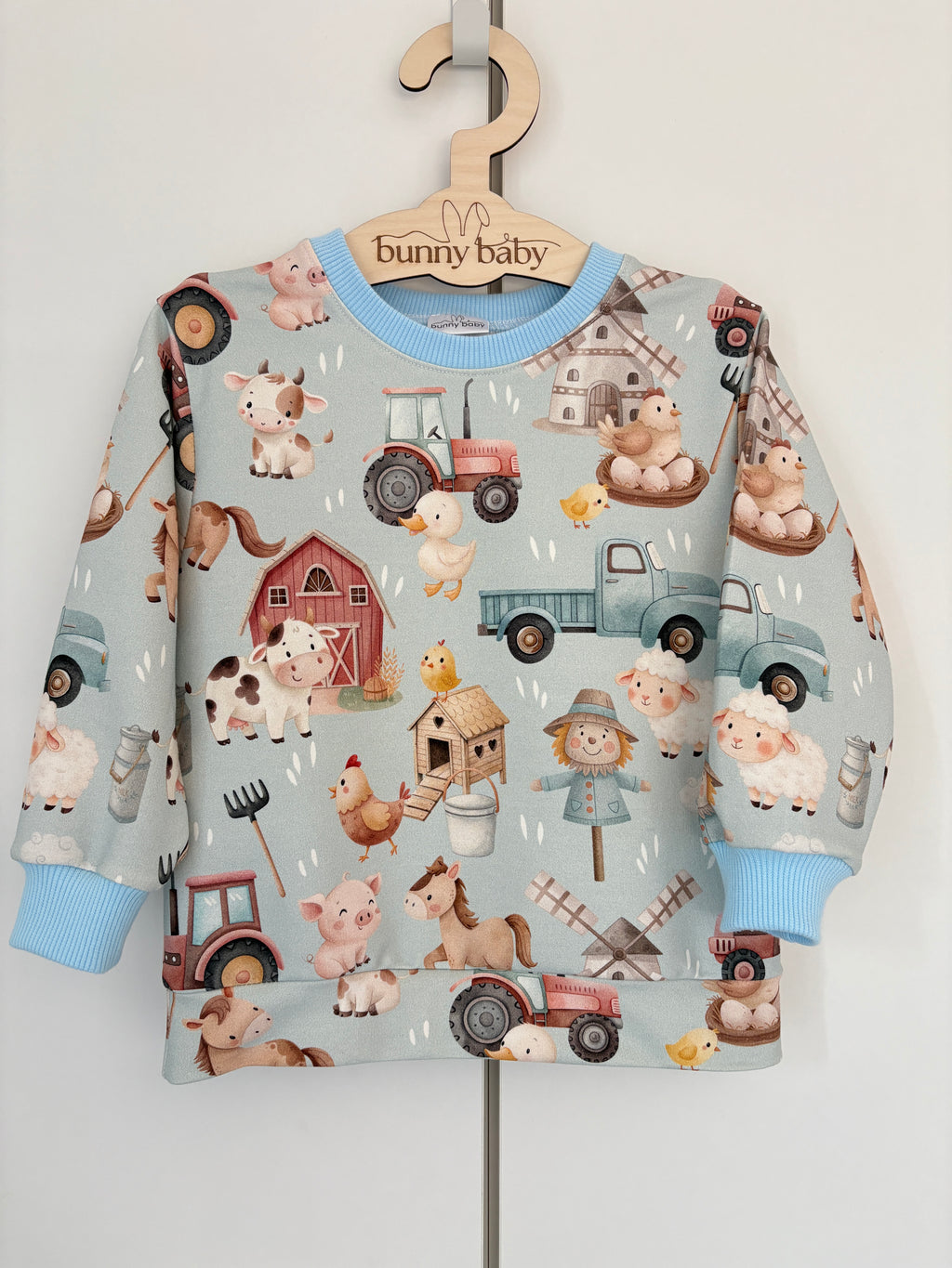 Bluza w traktory z błękitnymi ściągaczami