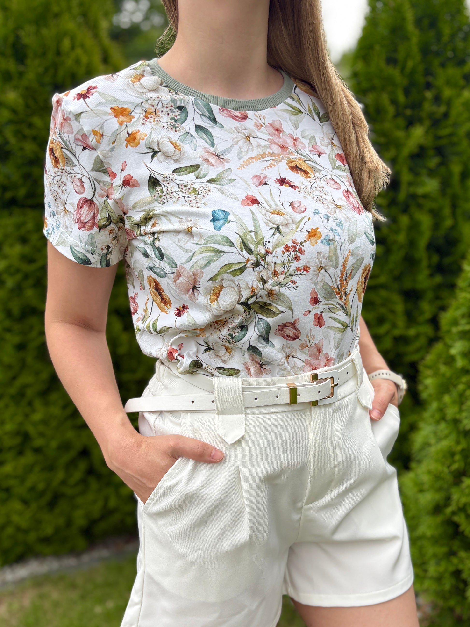 Damski biały t-shirt w delikatne kwiaty