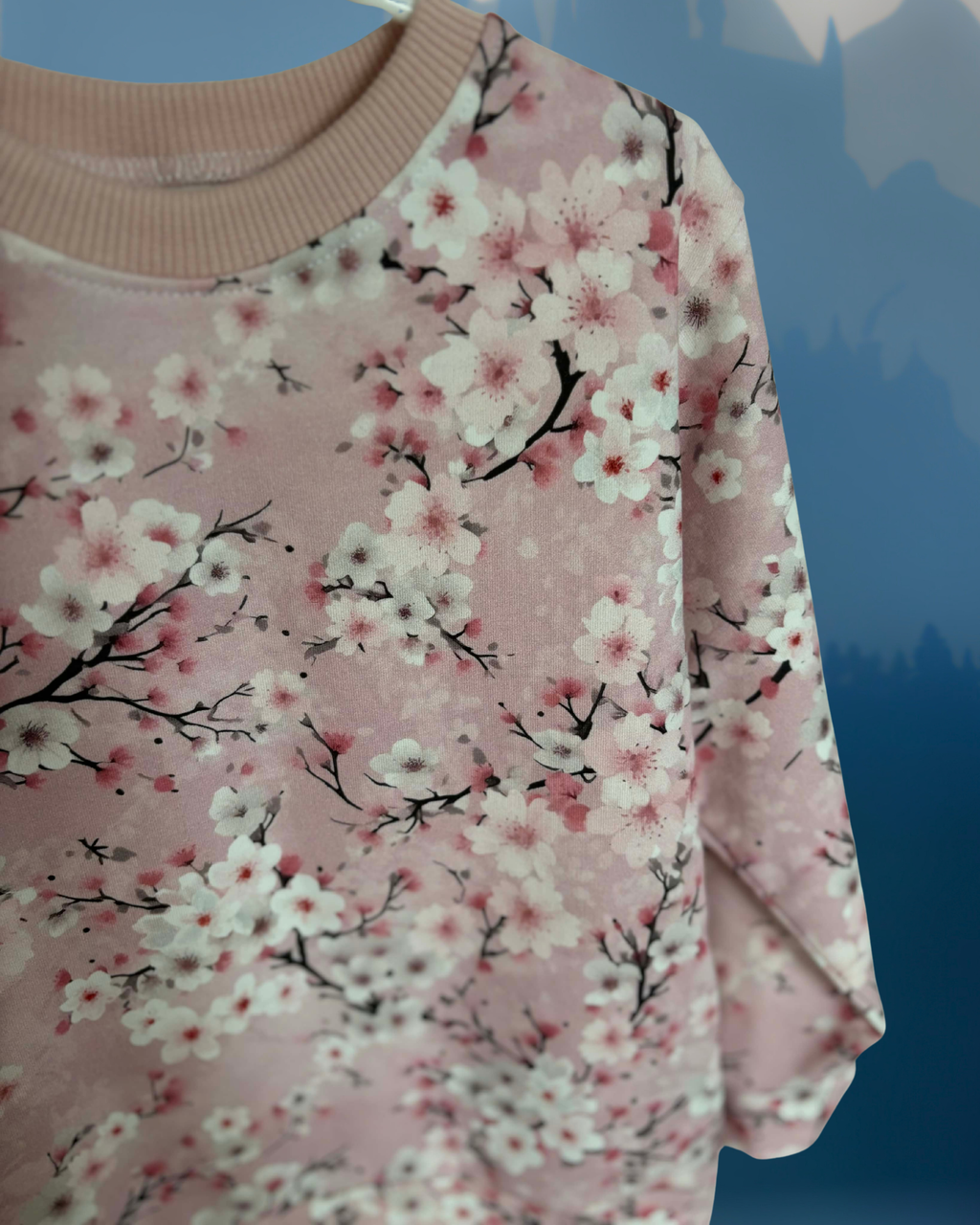 Różowa bluza w kwitnące kwiaty wiśni