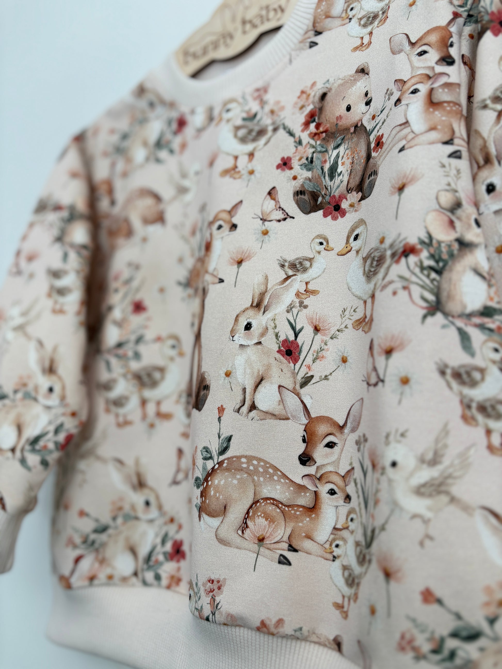 Bluza w wiosenne zwierzątka w pastelowym odcieniu