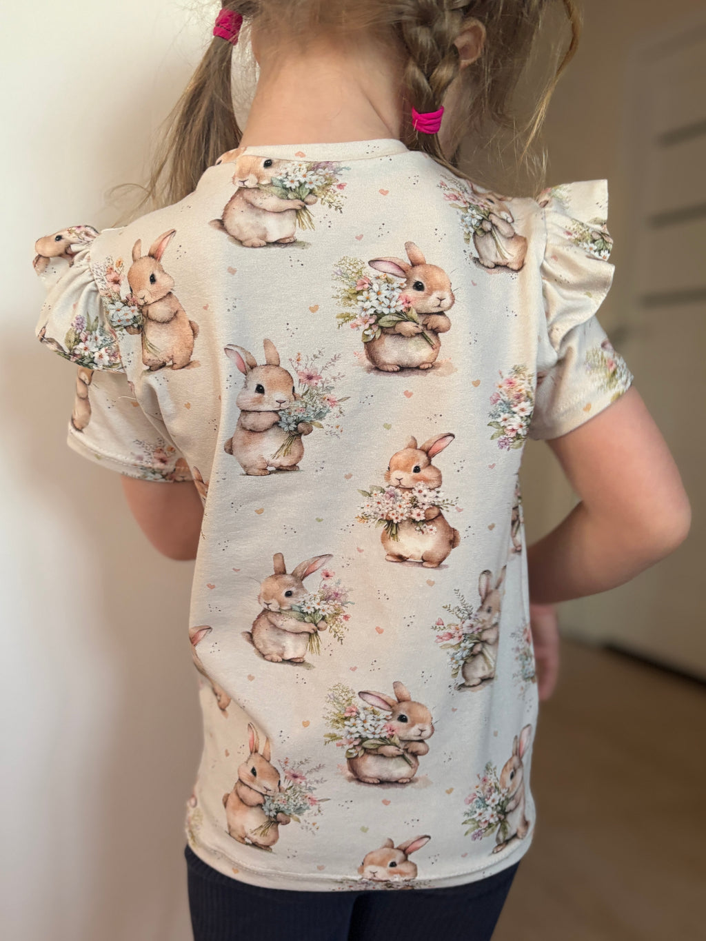 T-shirt dziewczęcy z falbankami w urocze króliczki z bukietami kwiatów