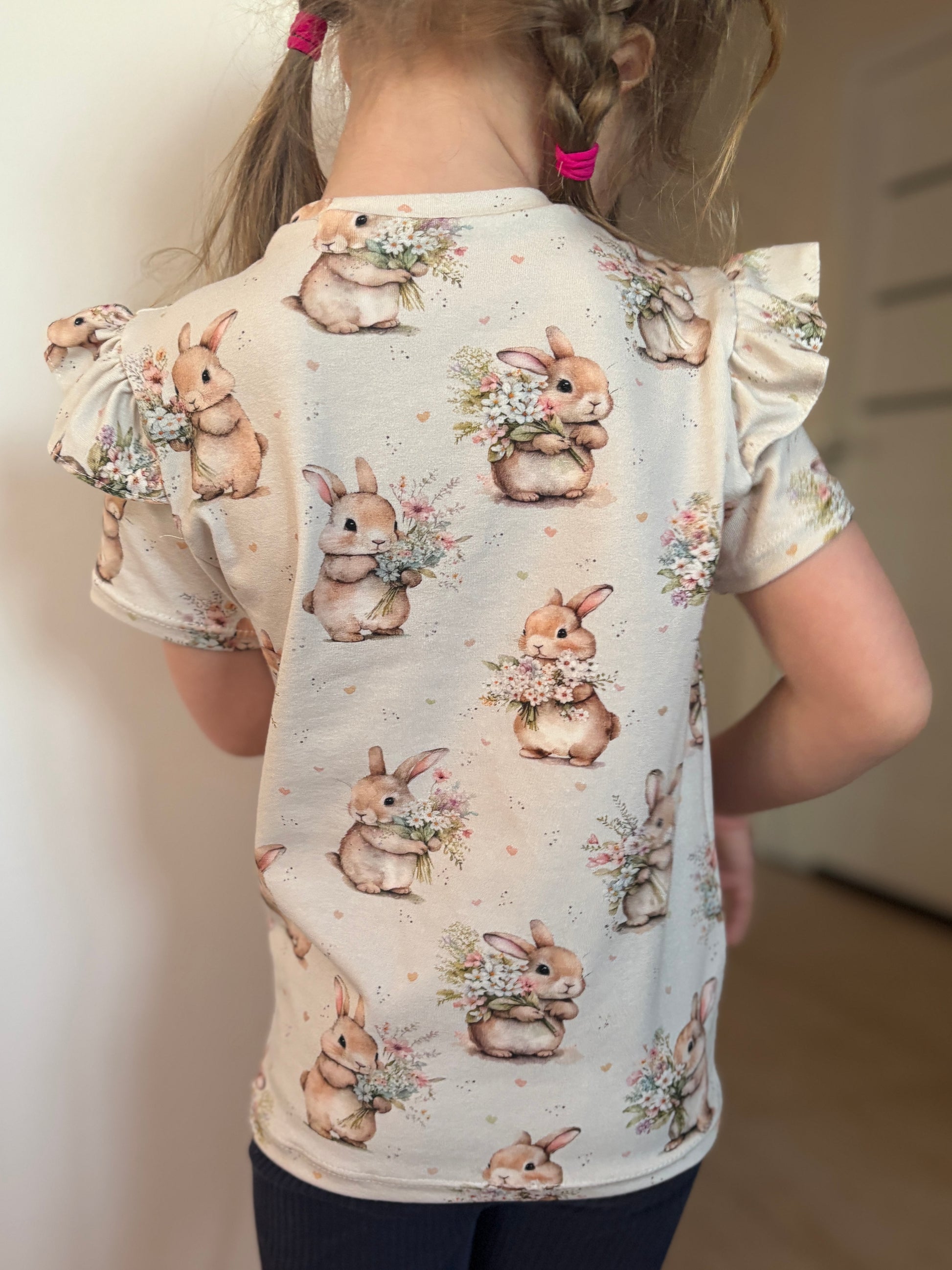 T-shirt dziewczęcy z falbankami w urocze króliczki z bukietami kwiatów