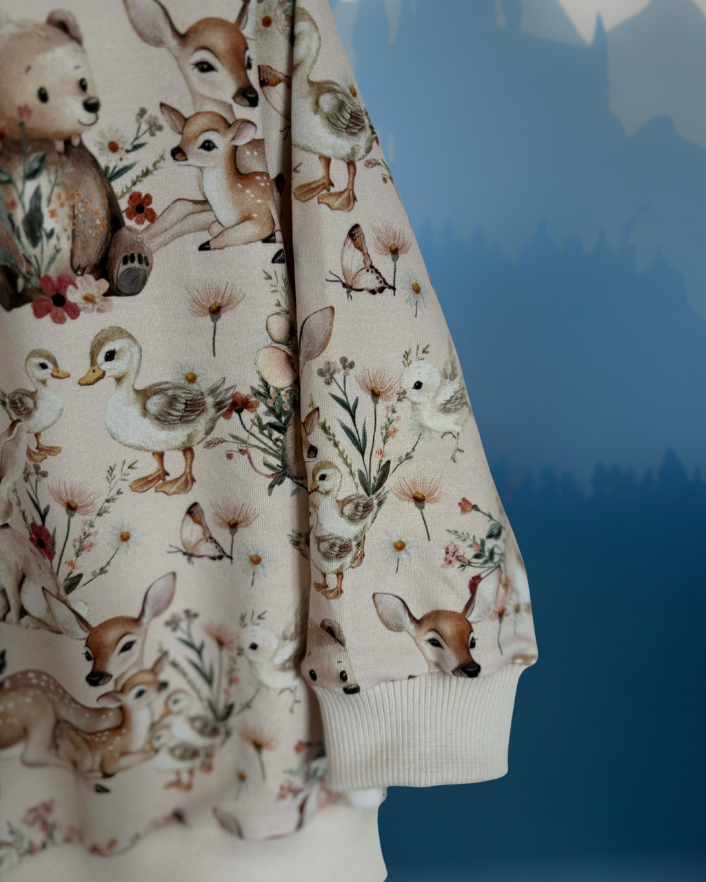 Bluza w wiosenne zwierzątka w pastelowym odcieniu