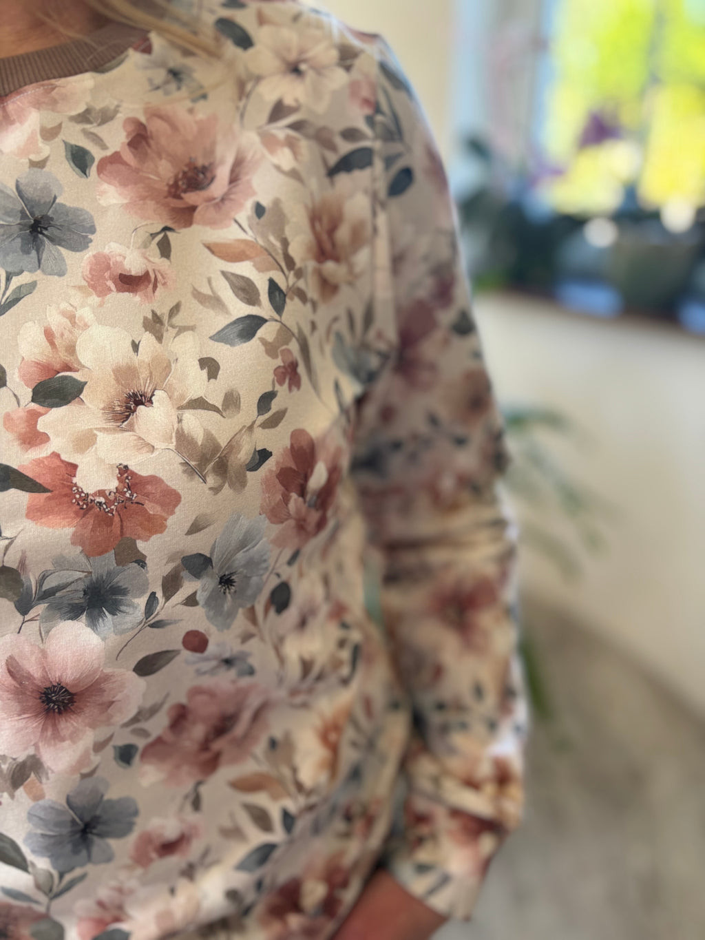 Bluza beżowa w delikatne kwiaty