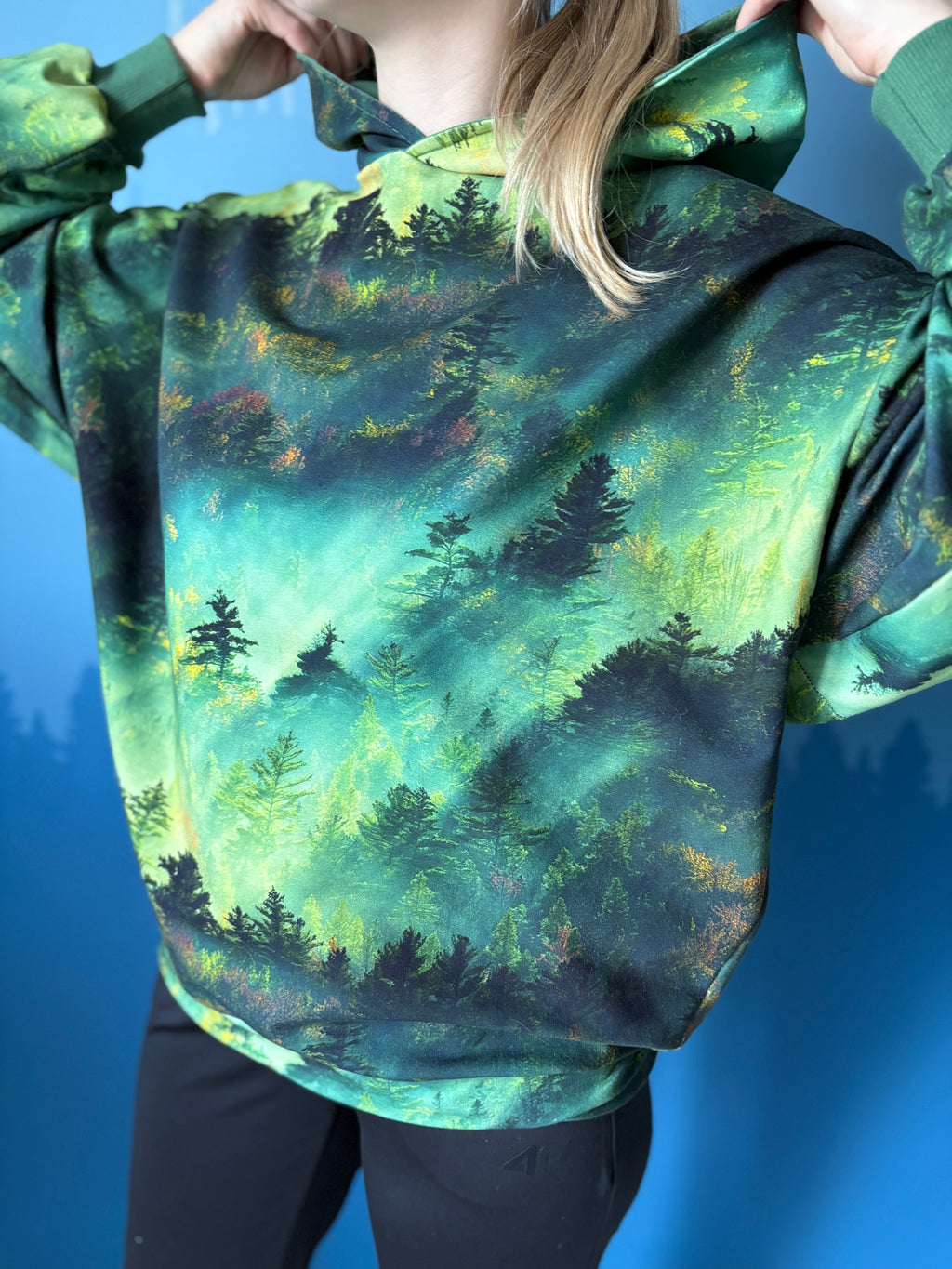 Damska bluza oversize z kapturem las o świcie