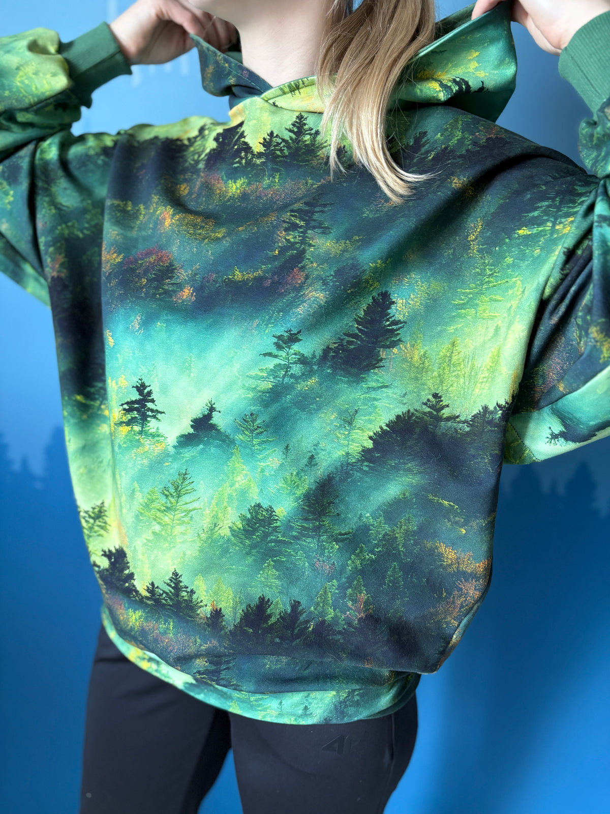 Damska bluza oversize z kapturem las o świcie