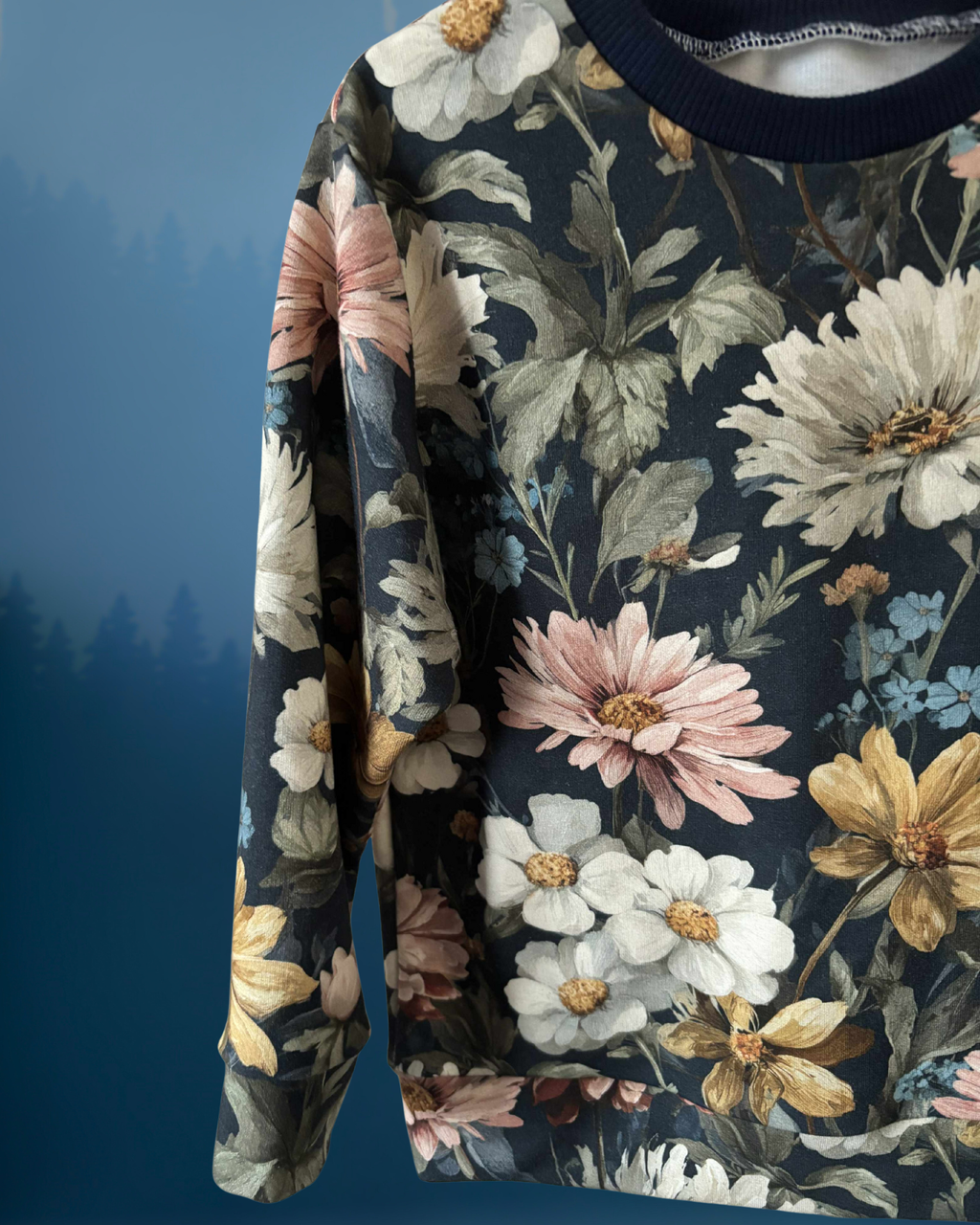 Bluza Night flowers w odcieniach granatu