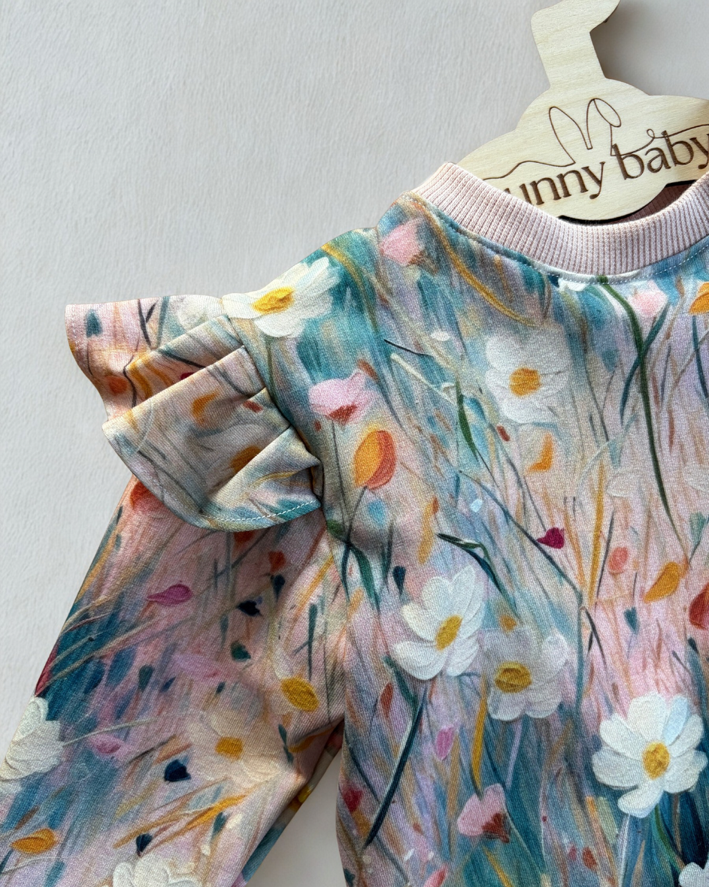 Bluza w różową łąkę z uroczymi falbankami