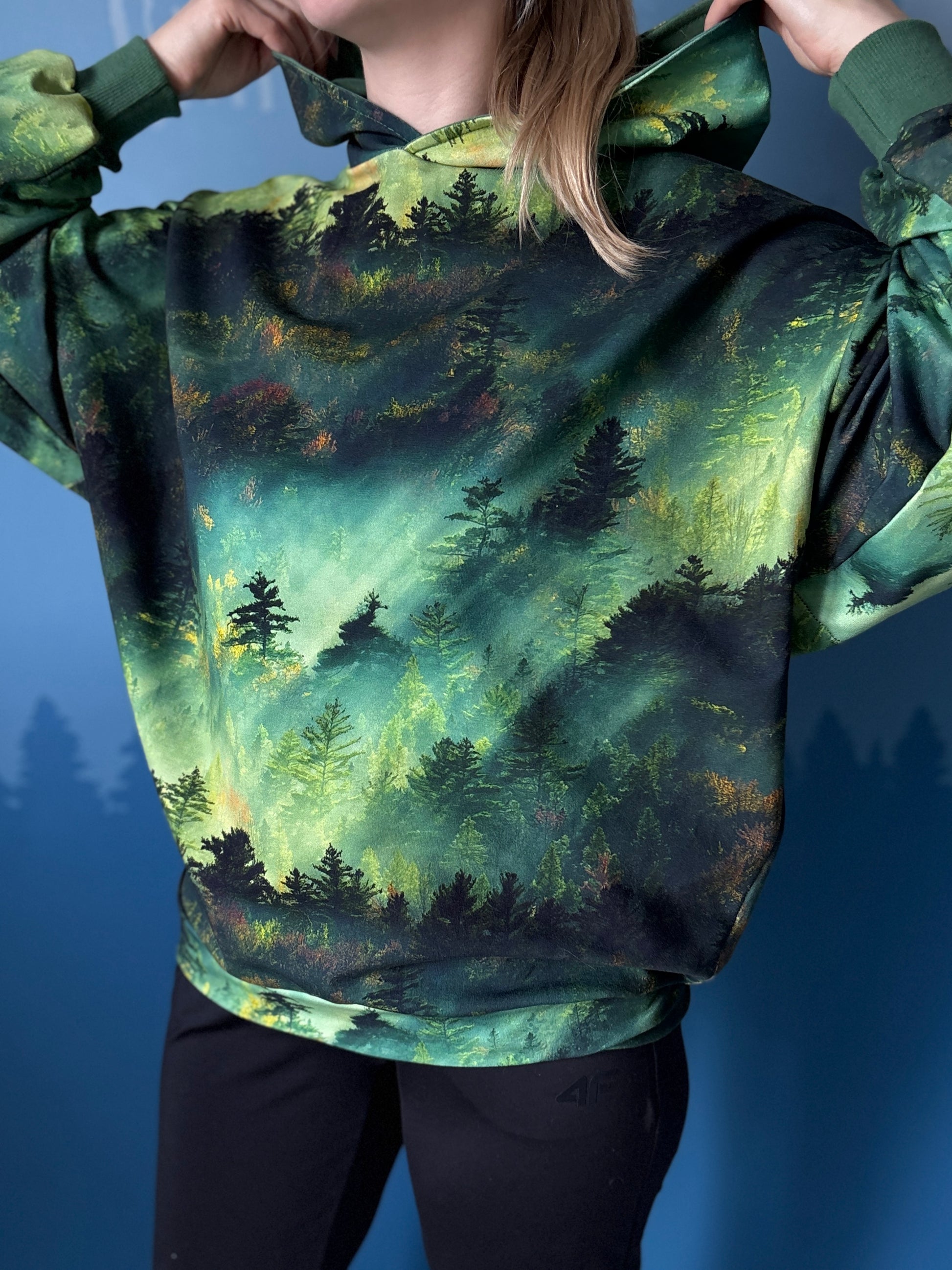 Damska bluza oversize z kapturem las o świcie