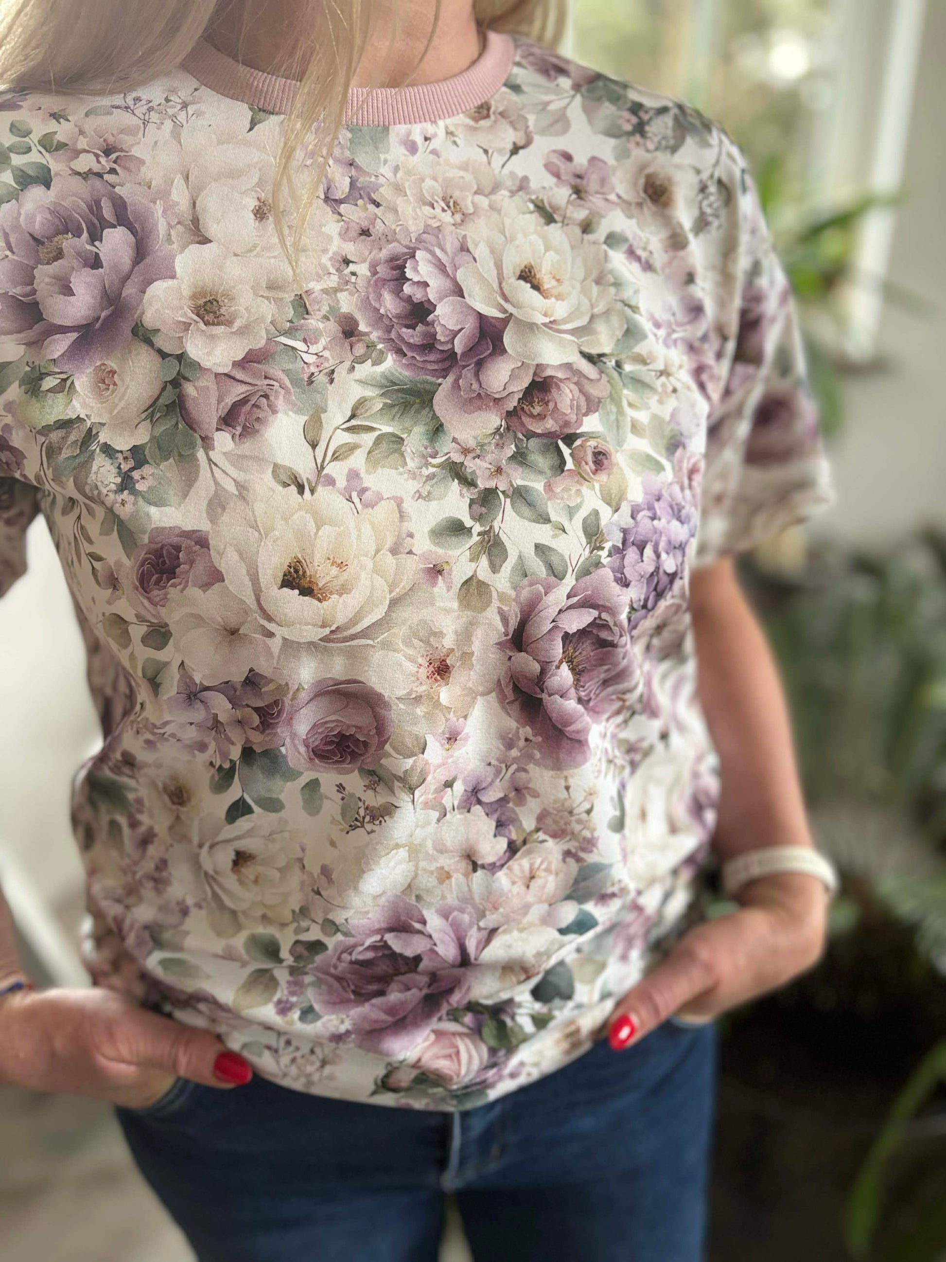 T-shirt oversize Violet Peonies w odcieniach fioletu, różu i bieli