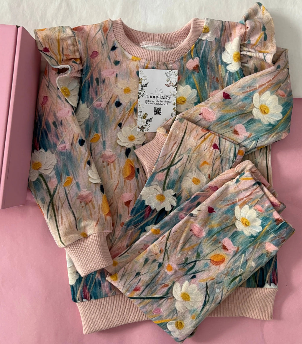 Zestaw w kwiecistych odcieniach różu - bluza z falbanką i legginsy - Bunny Baby