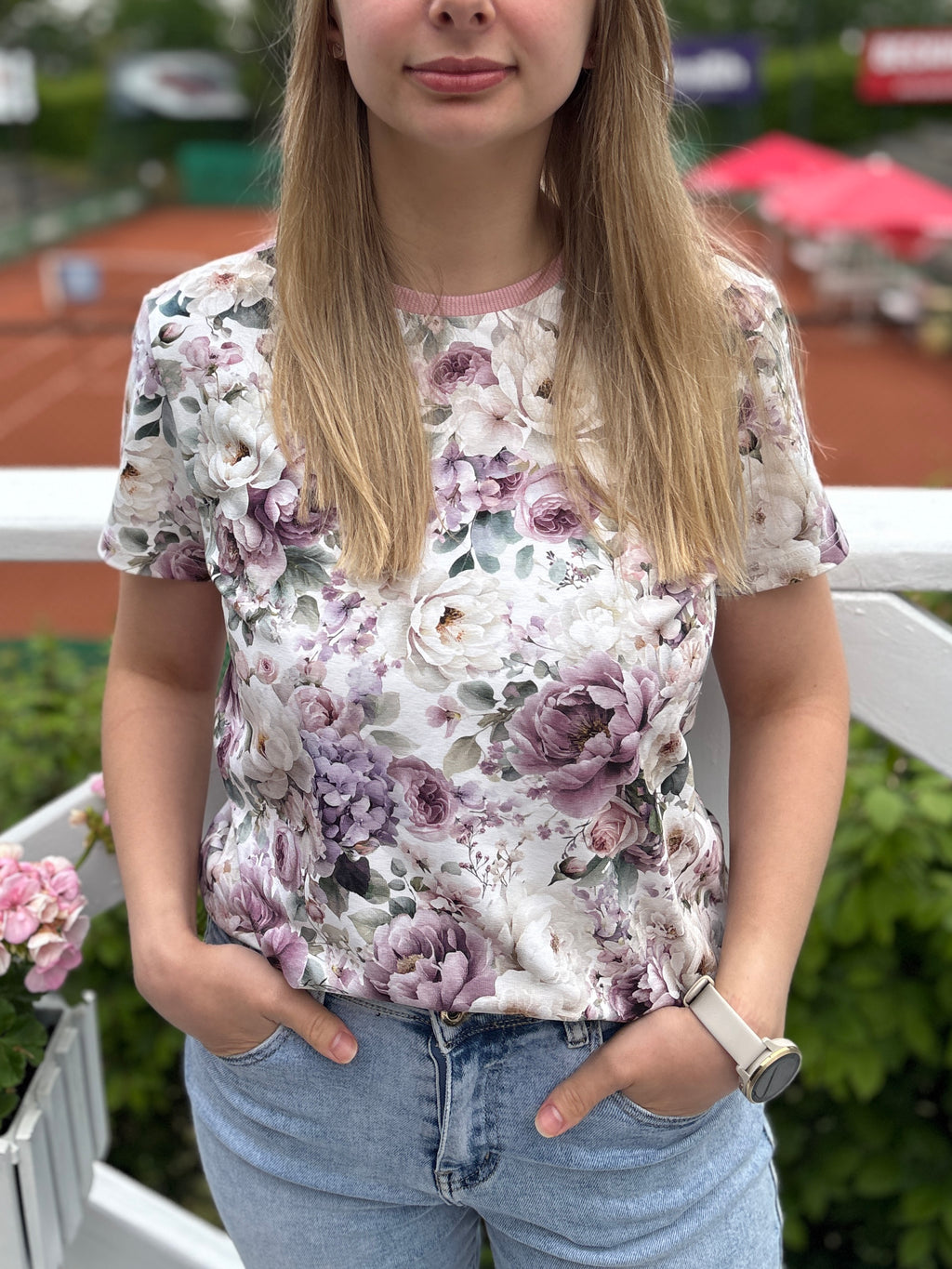 T-shirt Violet Peonies w odcieniach fioletu, różu i bieli