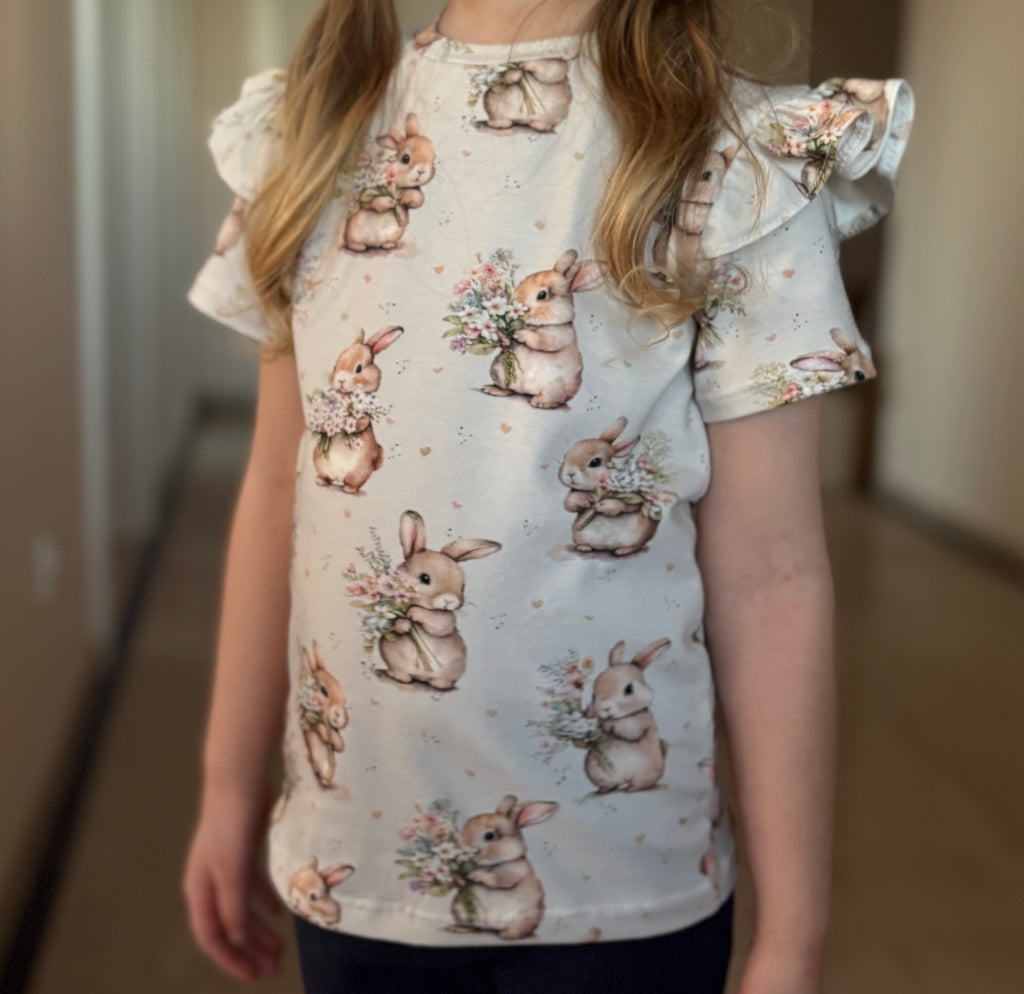 T-shirt dziewczęcy z falbankami w urocze króliczki z bukietami kwiatów