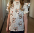 T-shirt dziewczęcy z falbankami w urocze króliczki z bukietami kwiatów