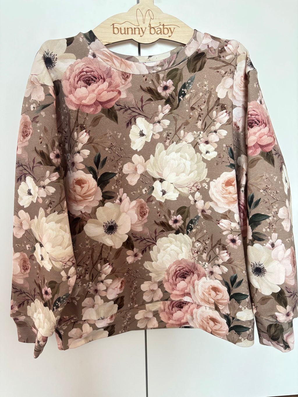 Damska bluza w kwiaty na brązowym tle