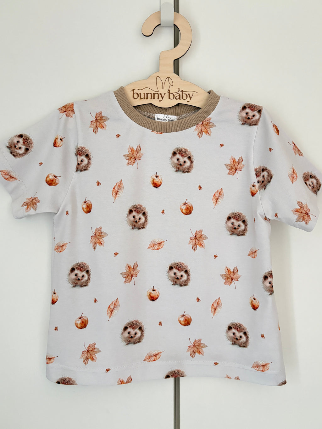 T-shirt w jesienne jeżyki i liście