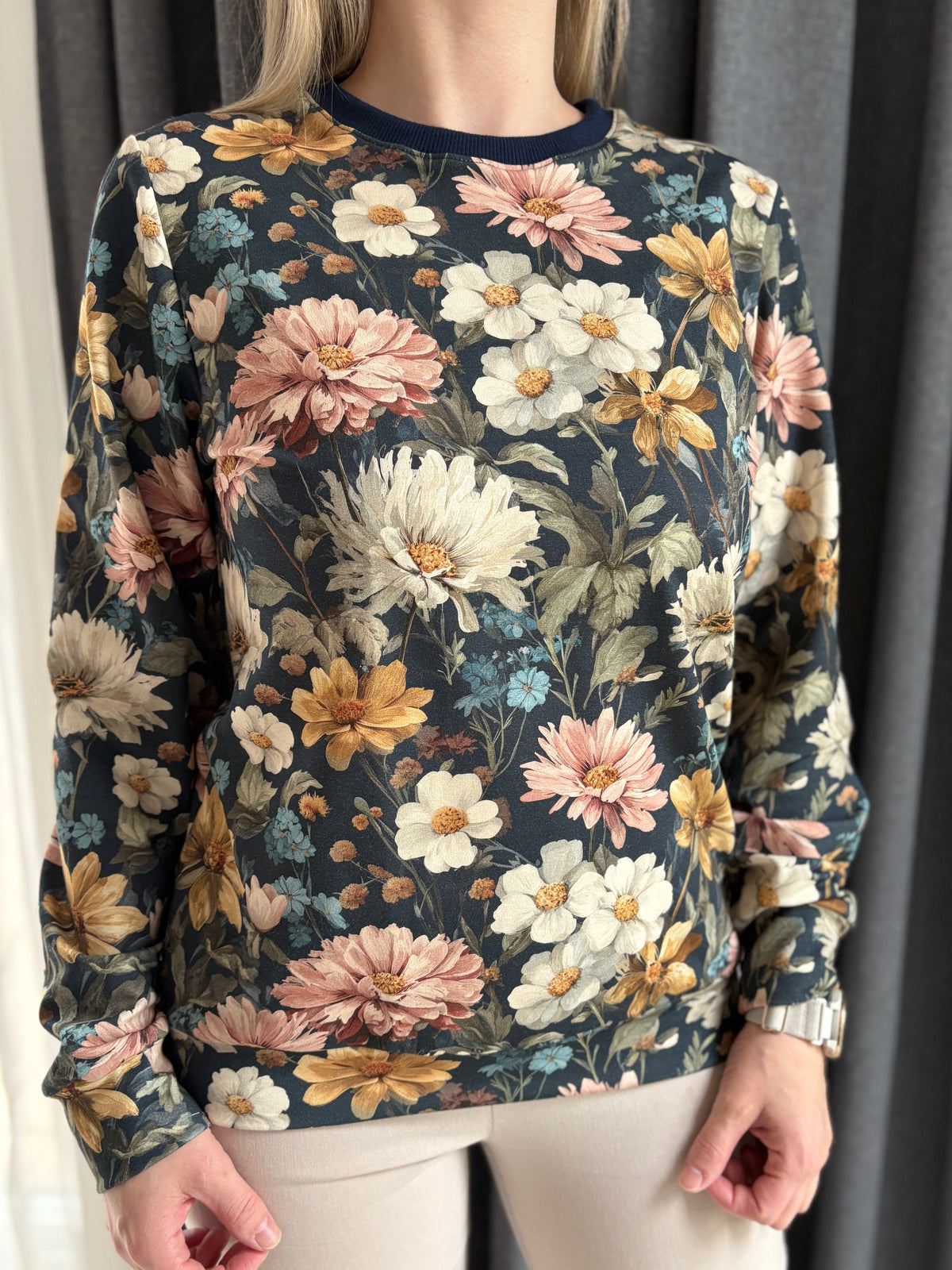 Damska bluza Night flowers w odcieniach granatu