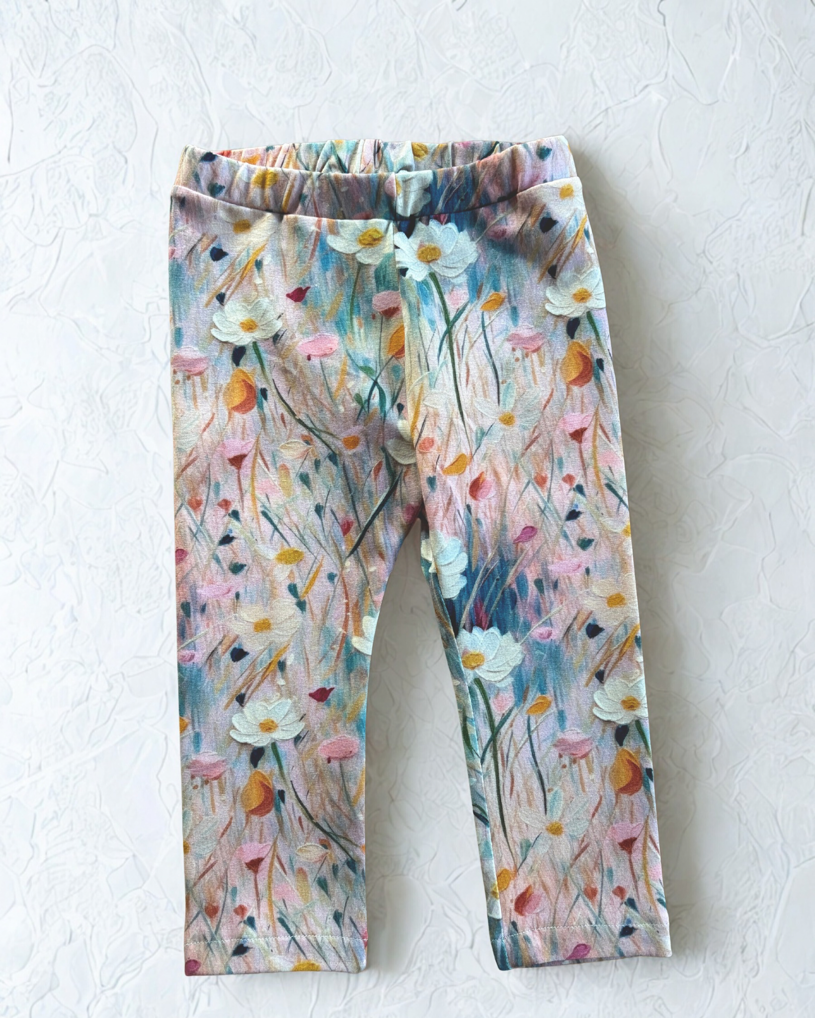 Zestaw w kwiecistych odcieniach różu - bluza z falbanką i legginsy