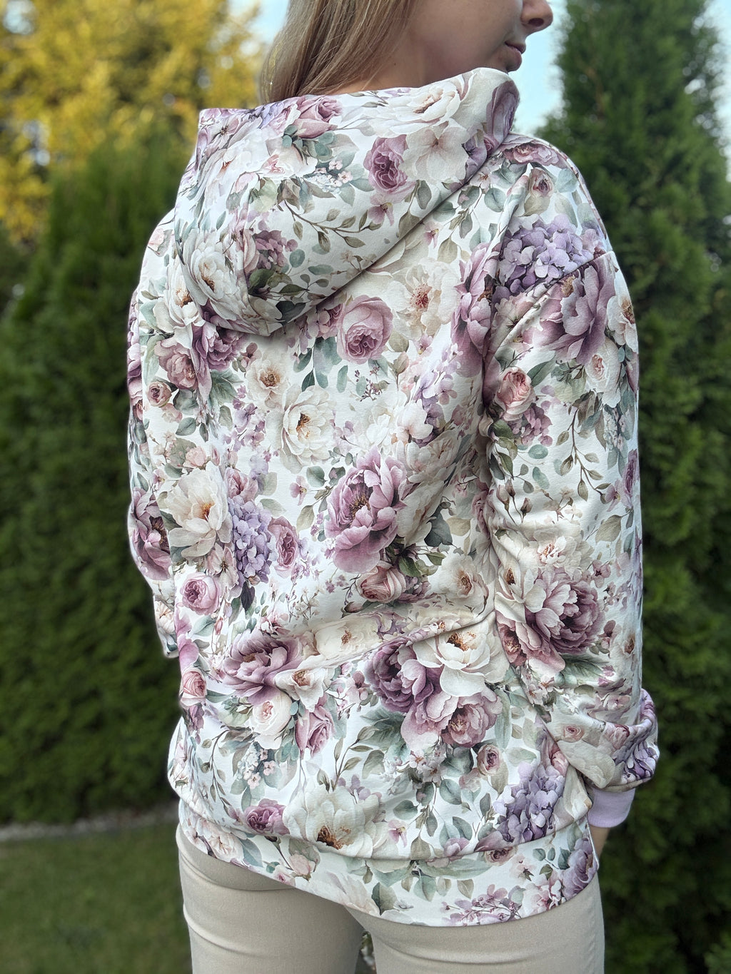 Damska bluza fioletowa z kapturem w piwonie