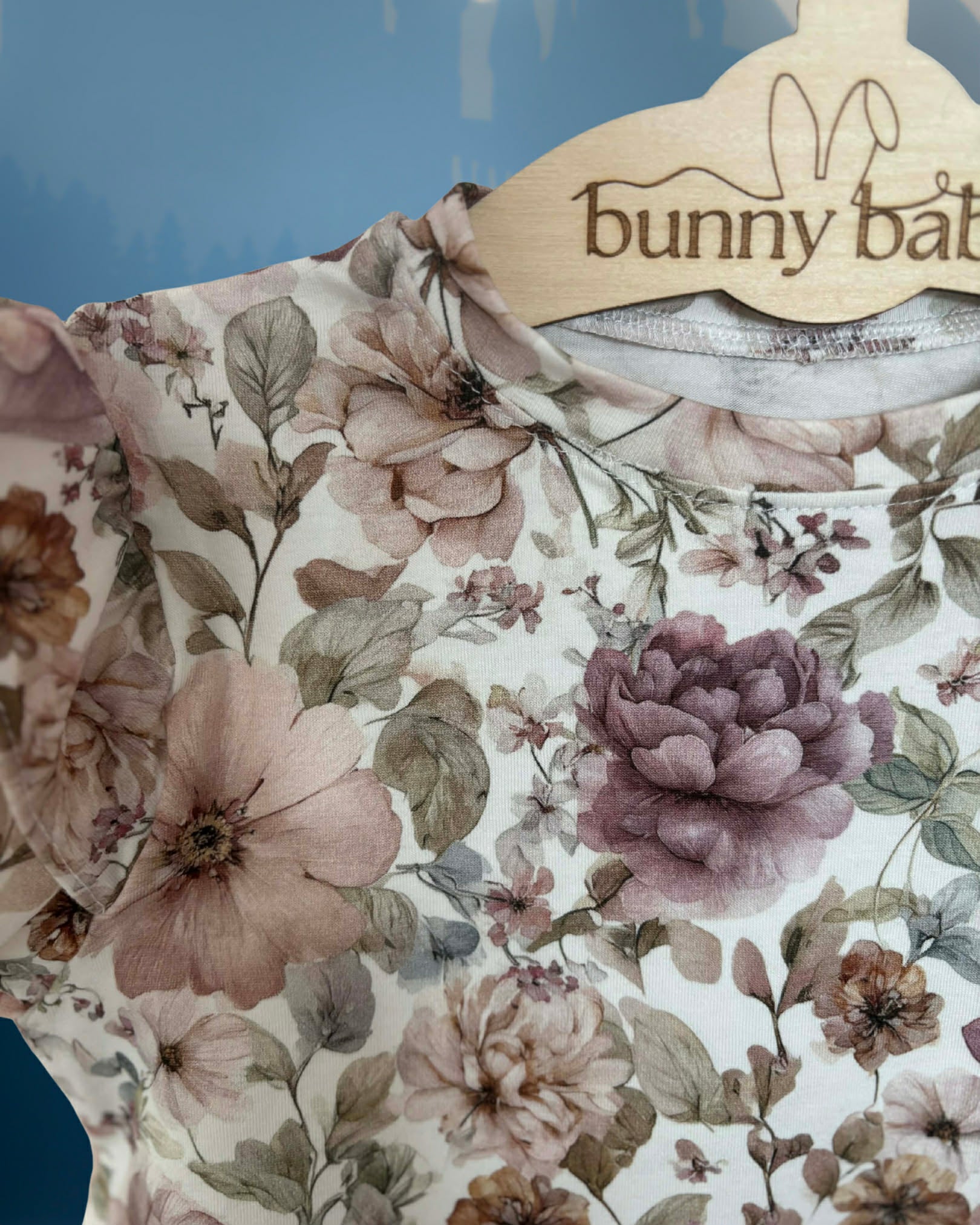 T-shirt dziewczęcy z falbankami w kwiatuszki