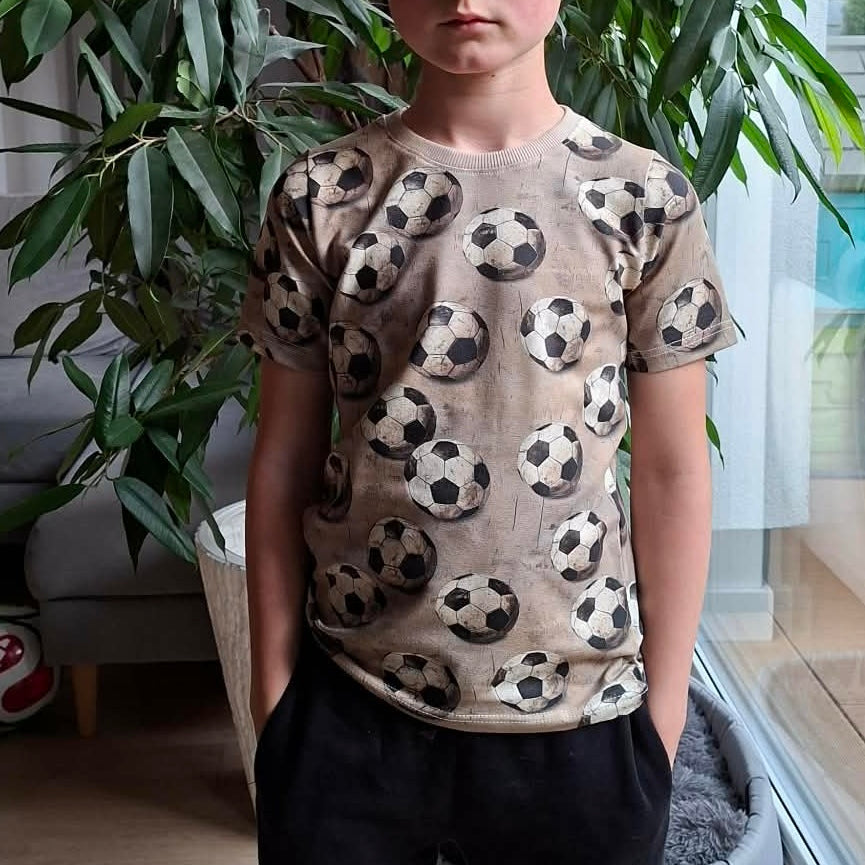 T-shirt chłopięcy w piłki