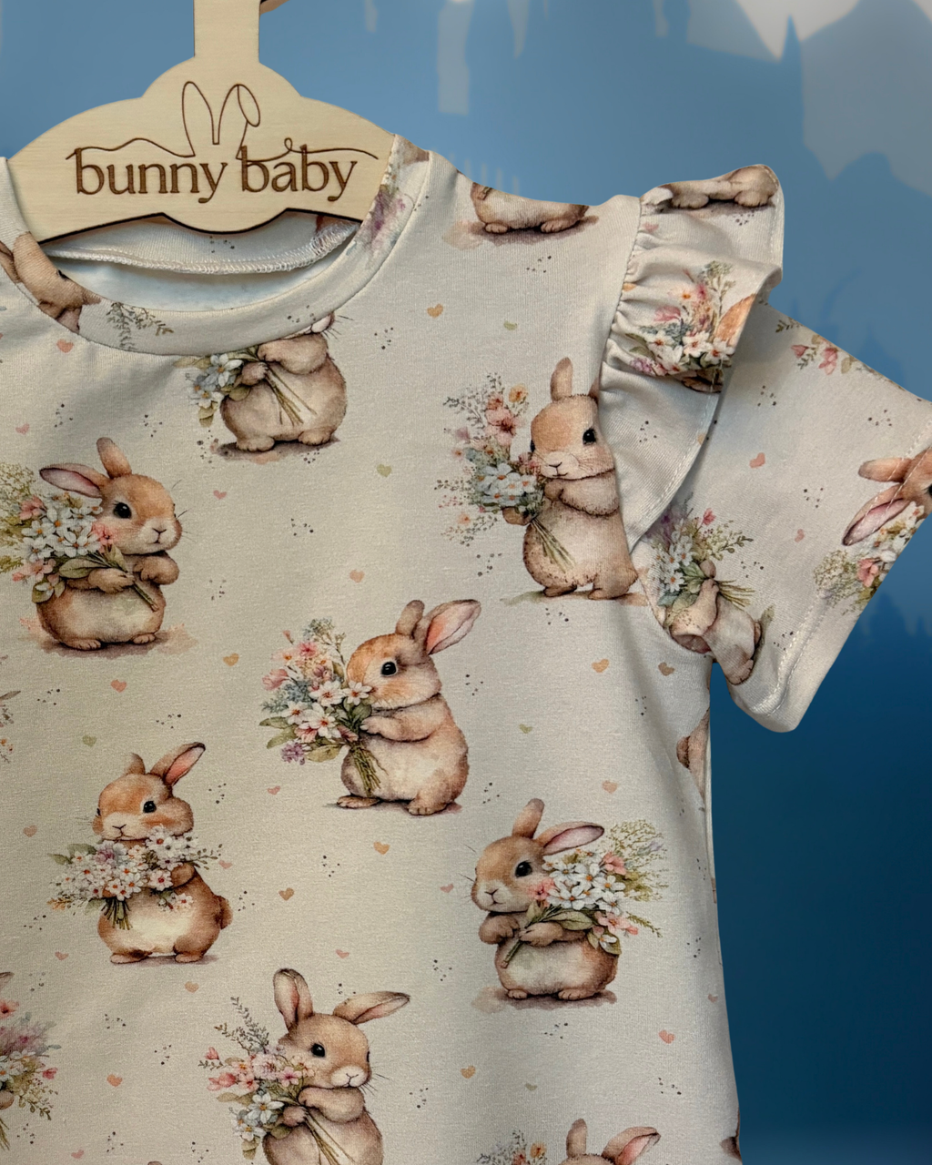 T-shirt dziewczęcy z falbankami w urocze króliczki z bukietami kwiatów