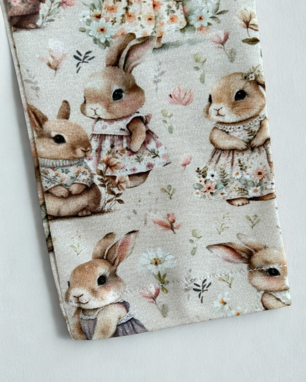 Beżowe leginsy w króliczki