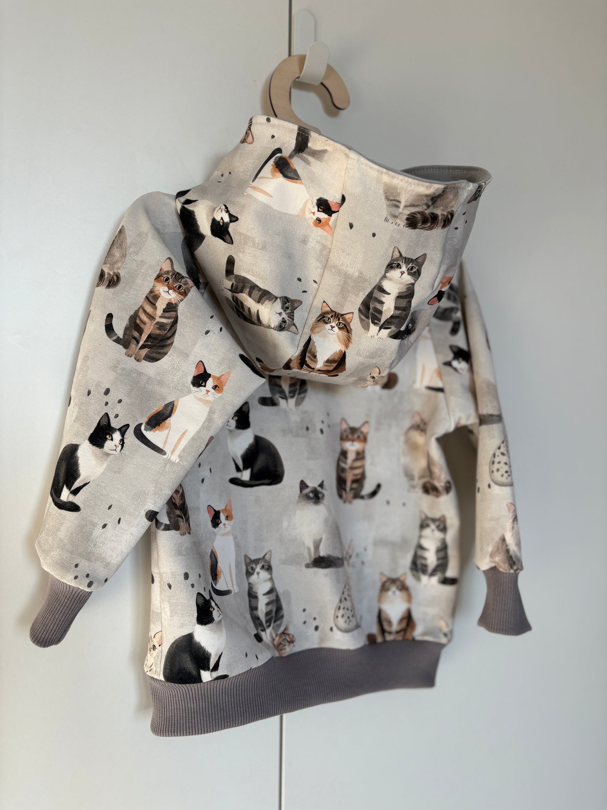 Bluza z kapturem w koty w odcieniach szarości