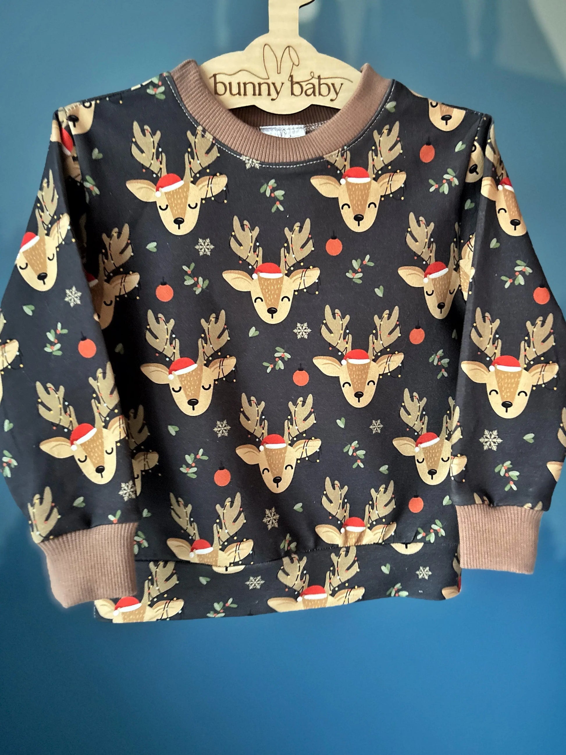 Granatowa bluza świąteczna w renifery z brązowymi ściągaczami - Bunny Baby