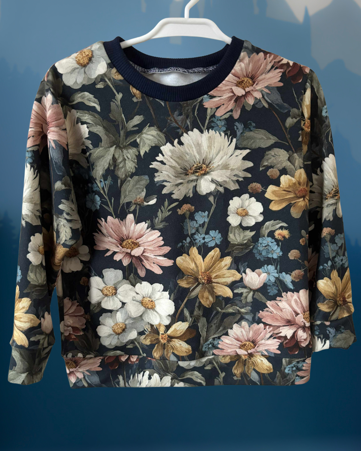 Damska bluza Night flowers w odcieniach granatu