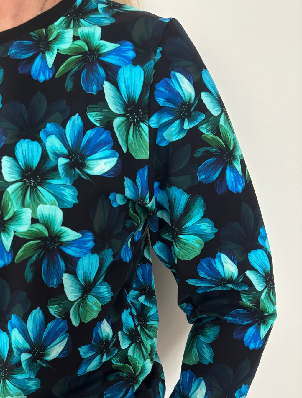 Damska bluza w niebieskie kwiaty