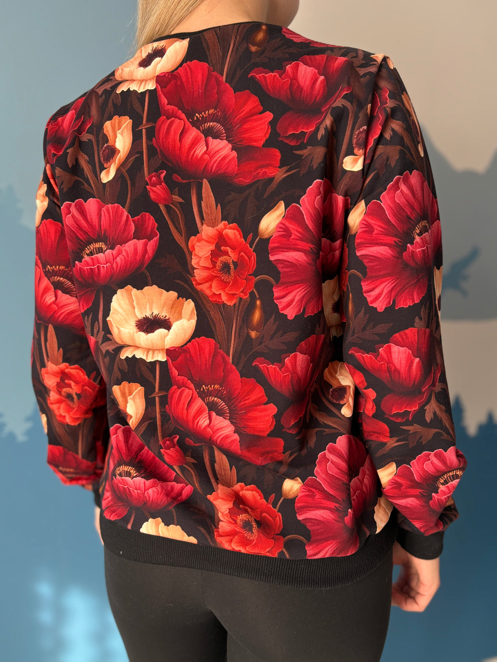 Bluza maki w odcieniach czerni i czerwieni