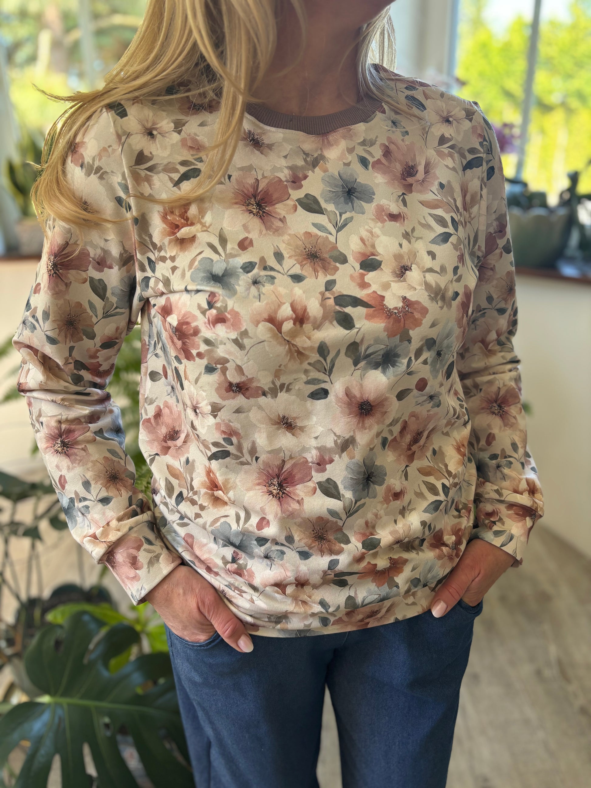 Bluza beżowa w delikatne kwiaty