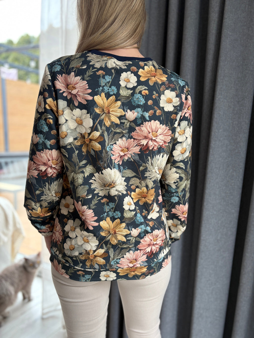 Bluza Night flowers w odcieniach granatu
