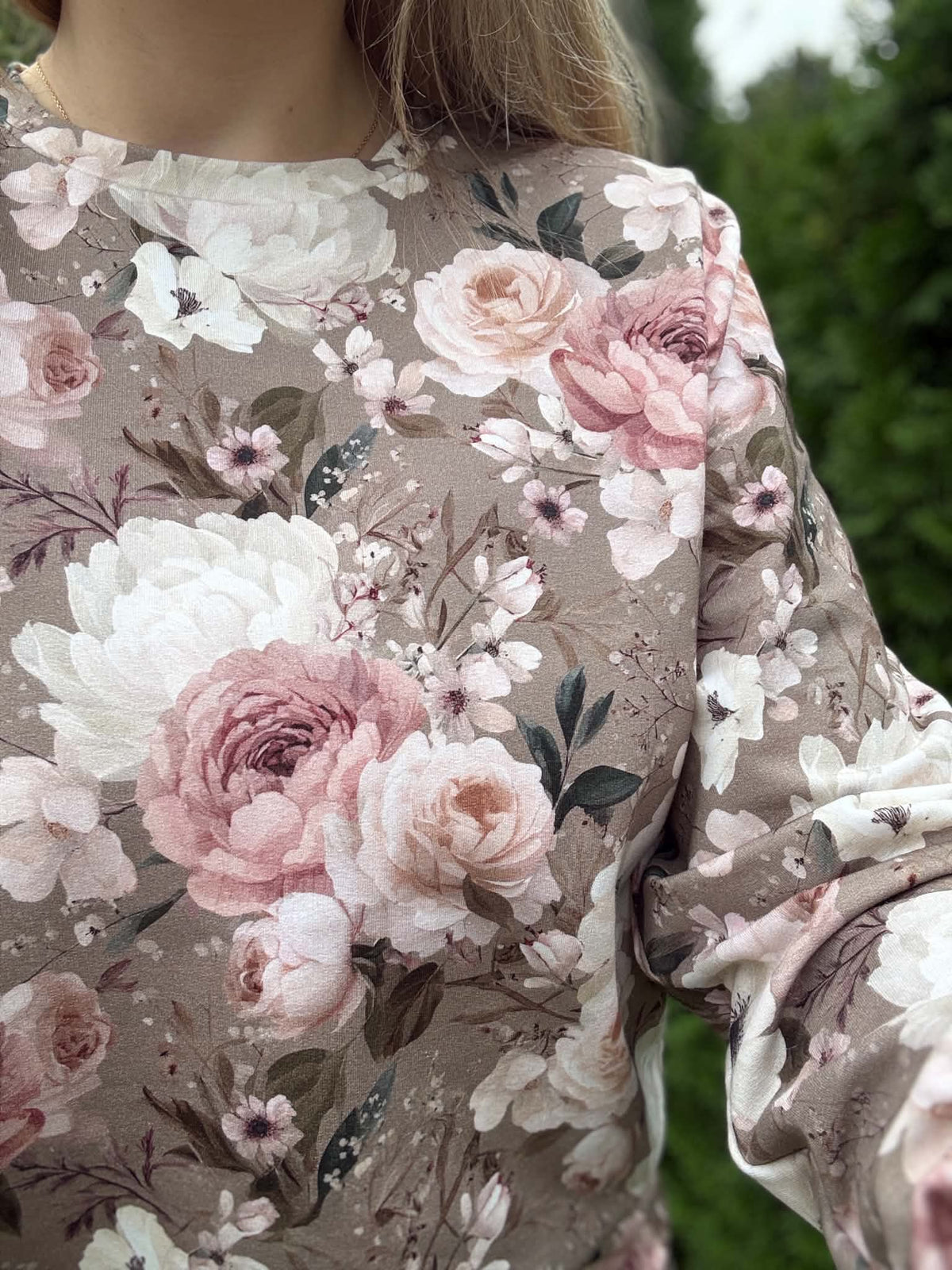 Damska bluza brązowa w kwiaty