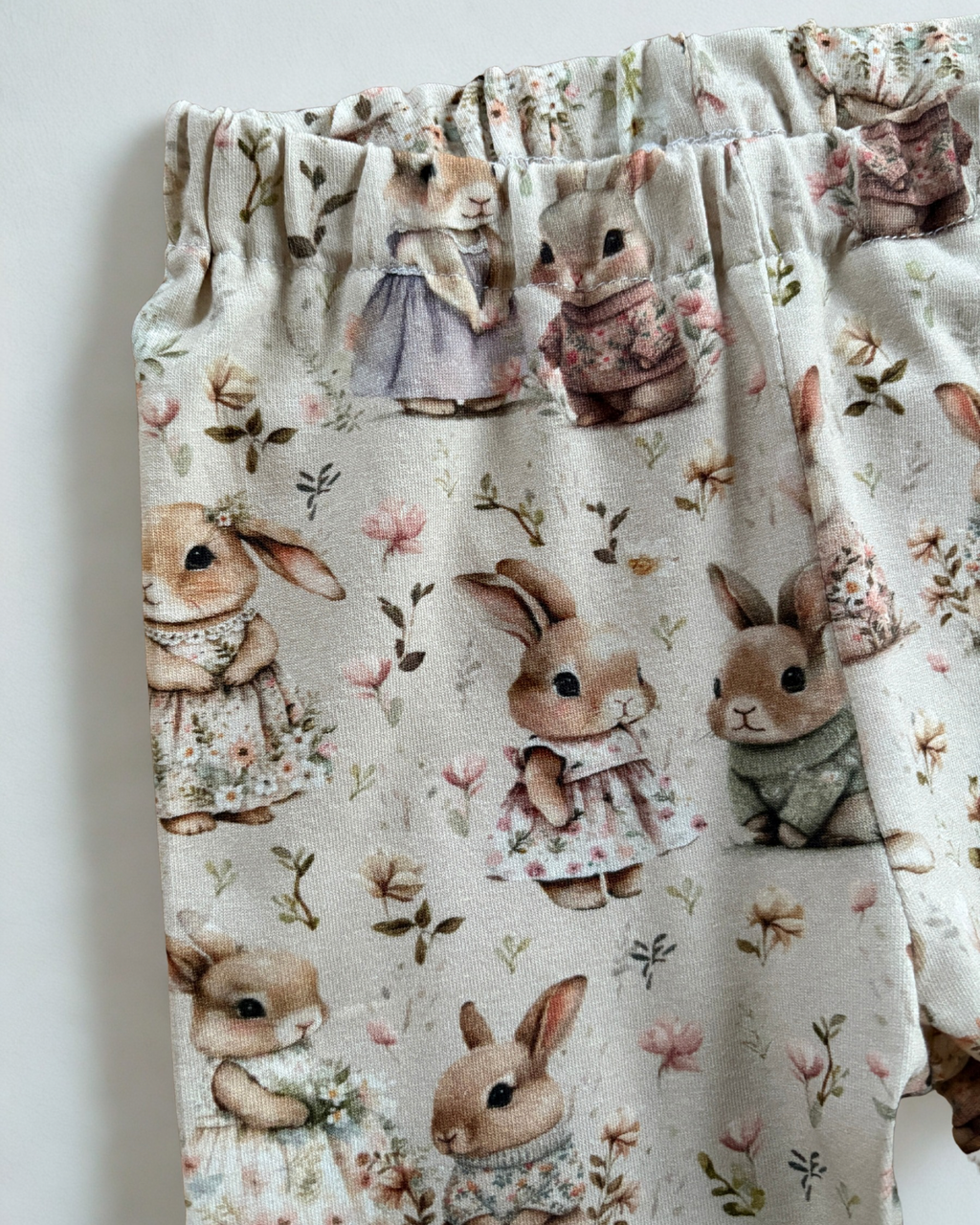 Beżowe leginsy w króliczki